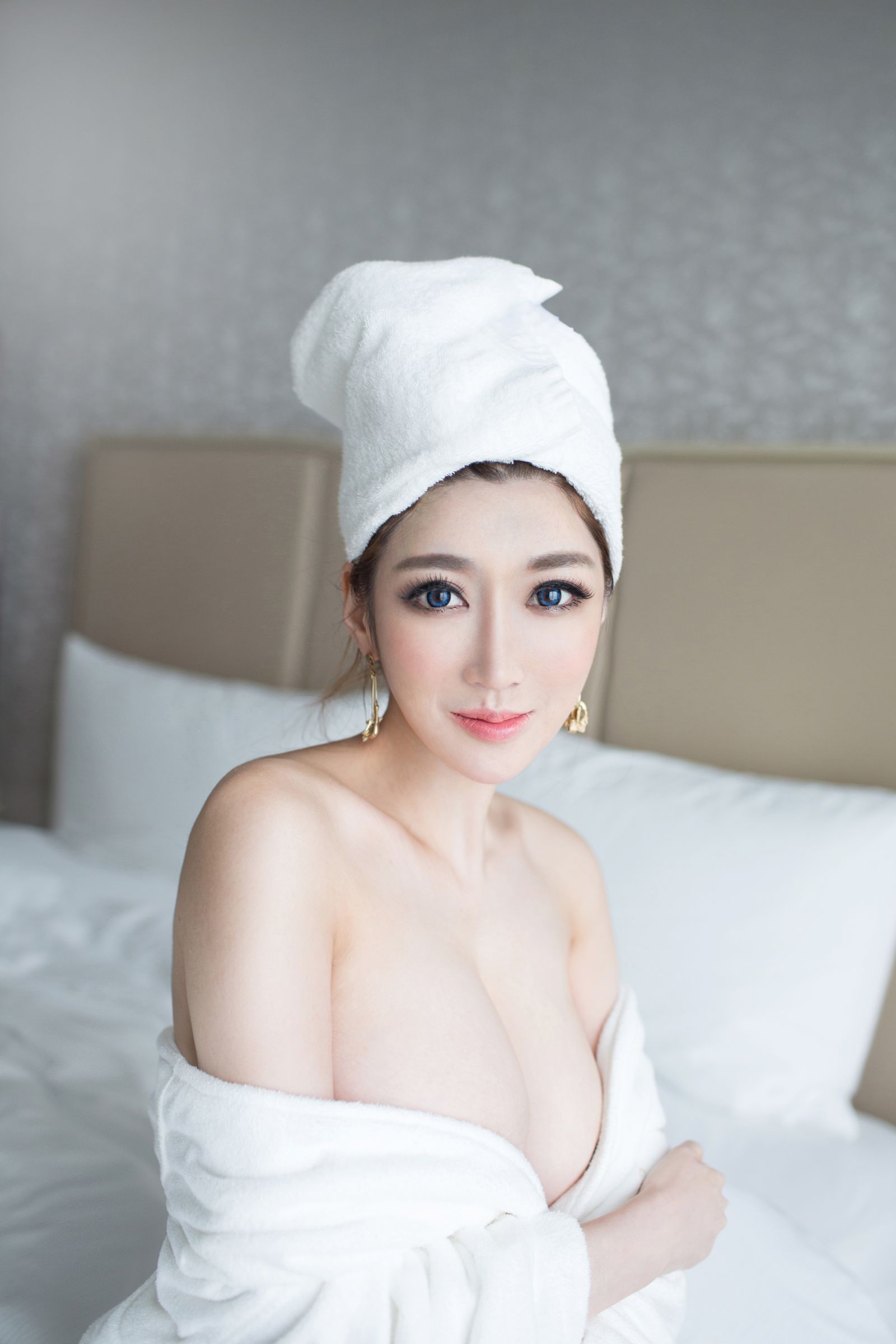 《tgod 露露小喵(Lu Lu Xiao Miao)、姜彦希(陆瓷) 推女郎写真 第33期》第17张，模特露露小喵(Lu Lu Xiao Miao)、姜彦希(陆瓷)，tgod，推女郎主题，全套17张