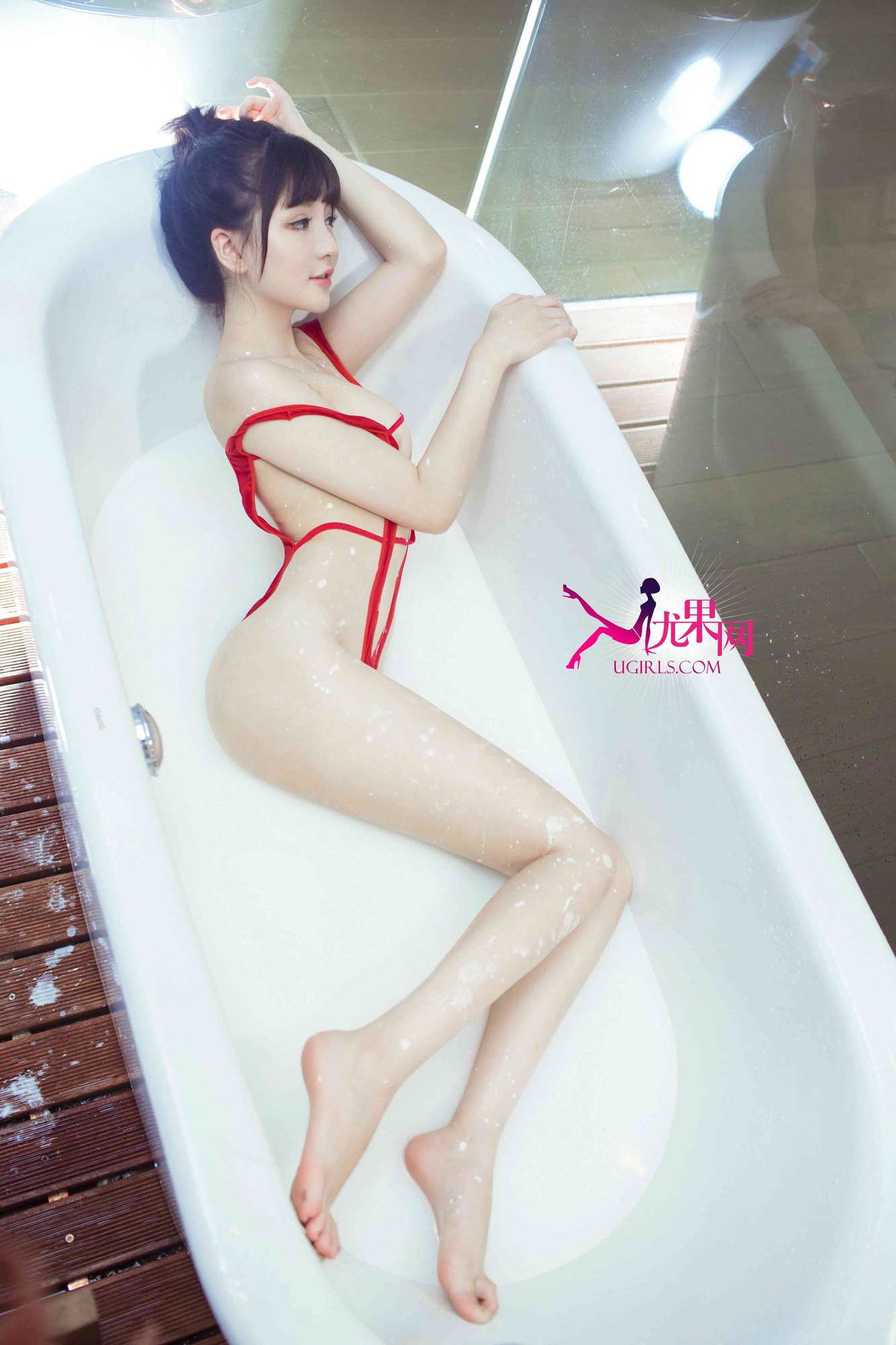 《秀人网 ChristychristyFung(兔小兔) 爱尤物写真 第111期》第50张,模特ChristychristyFung(兔小兔),秀人网,爱尤物主题,全套65张