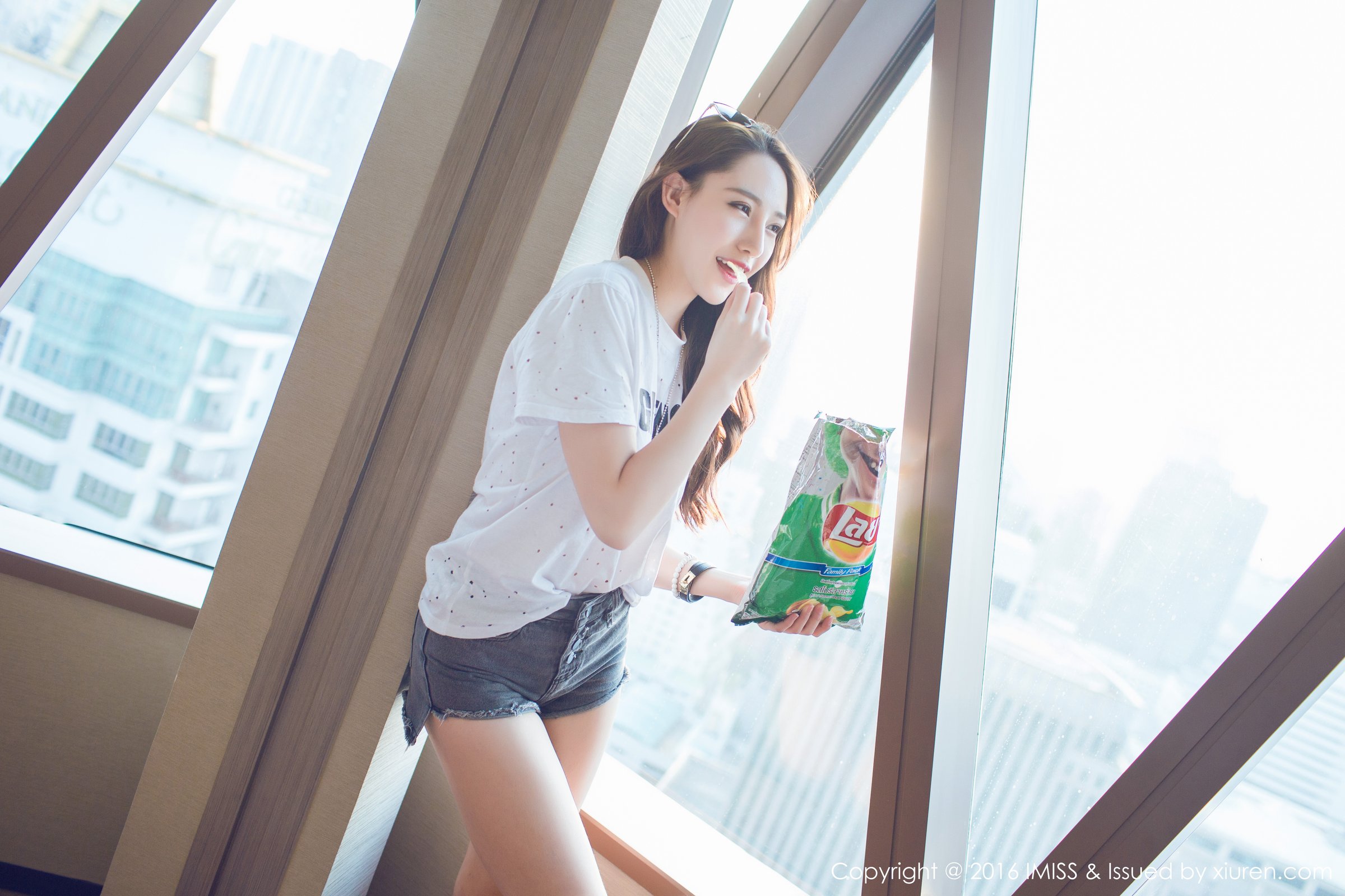 《爱蜜社 劉奕寧(刘奕宁) 制服写真 VOL.080》第2张，模特劉奕寧(刘奕宁)，爱蜜社，制服主题，全套49张