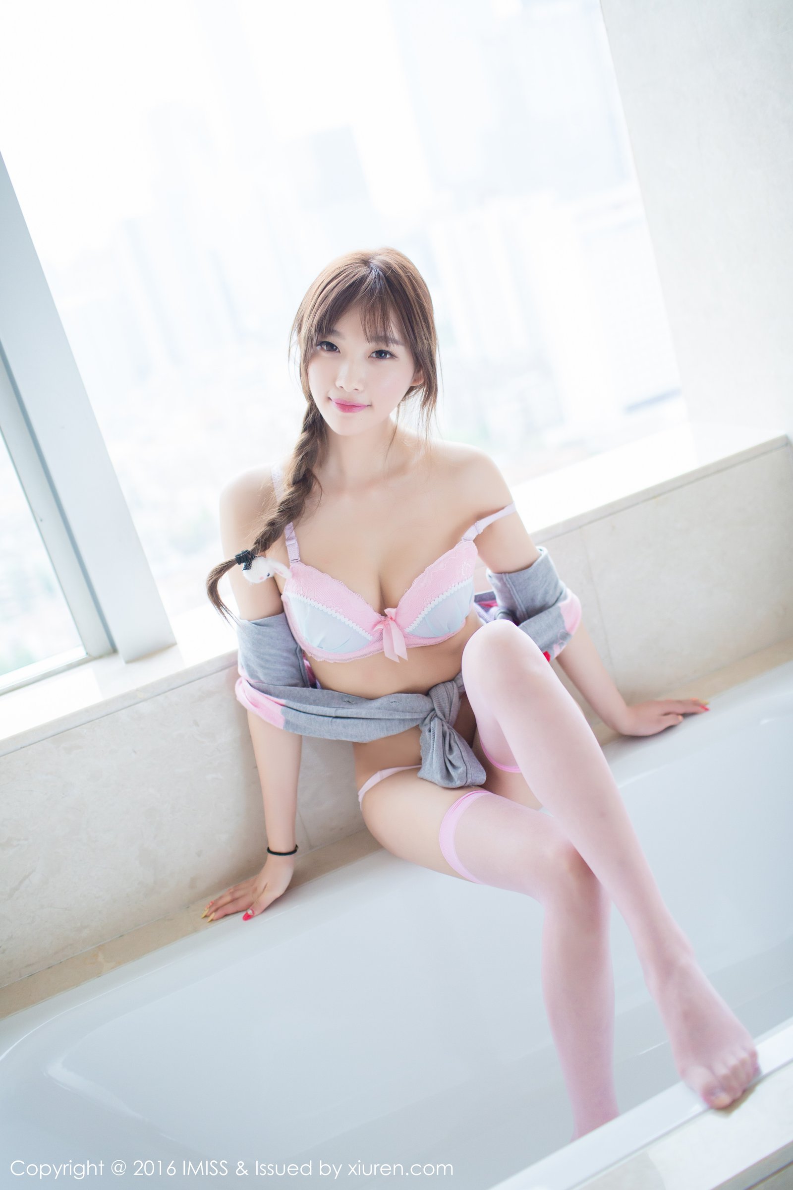 《爱蜜社 杨晨晨 制服写真 VOL.100》第18张，模特杨晨晨，爱蜜社，制服主题，全套44张