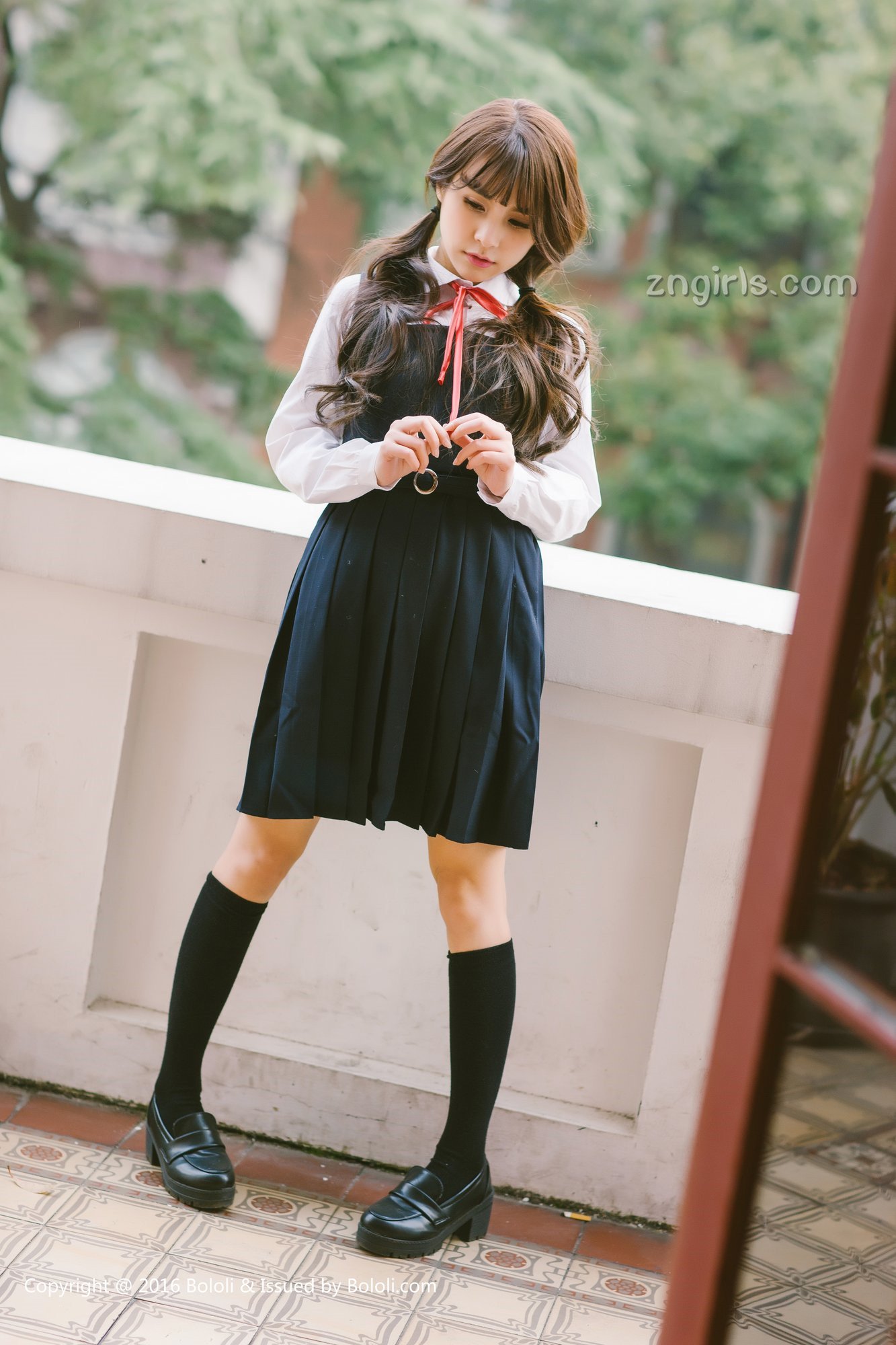 《夏美酱 制服写真》第4张，模特夏美酱，制服主题，全套63张