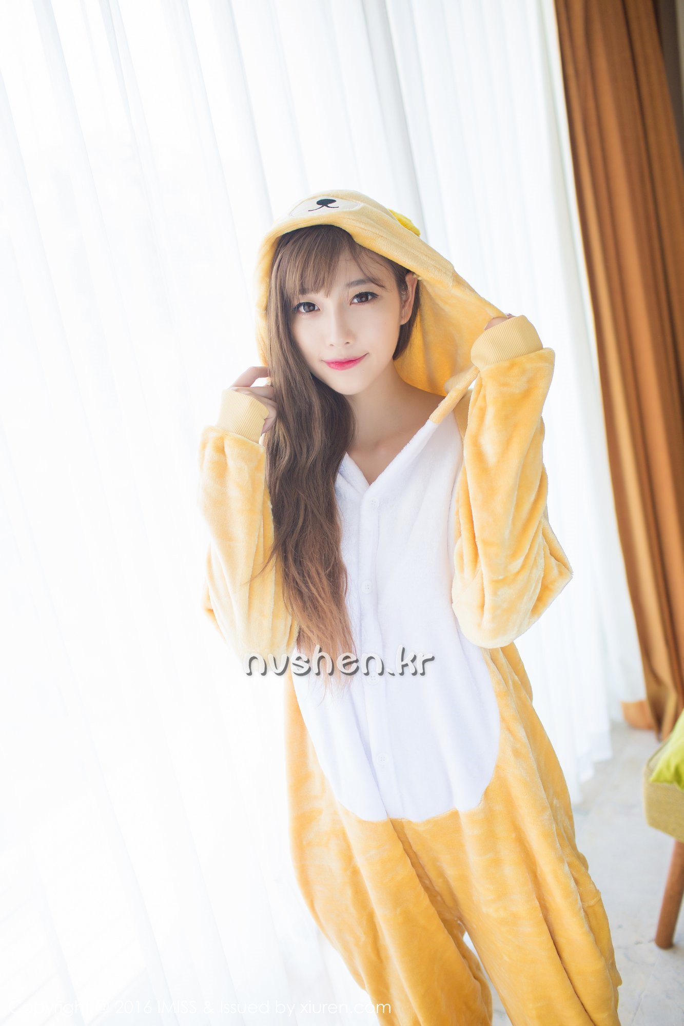 《爱蜜社 杨晨晨 制服写真 VOL.136》第2张,模特杨晨晨,爱蜜社,制服主题,全套59张