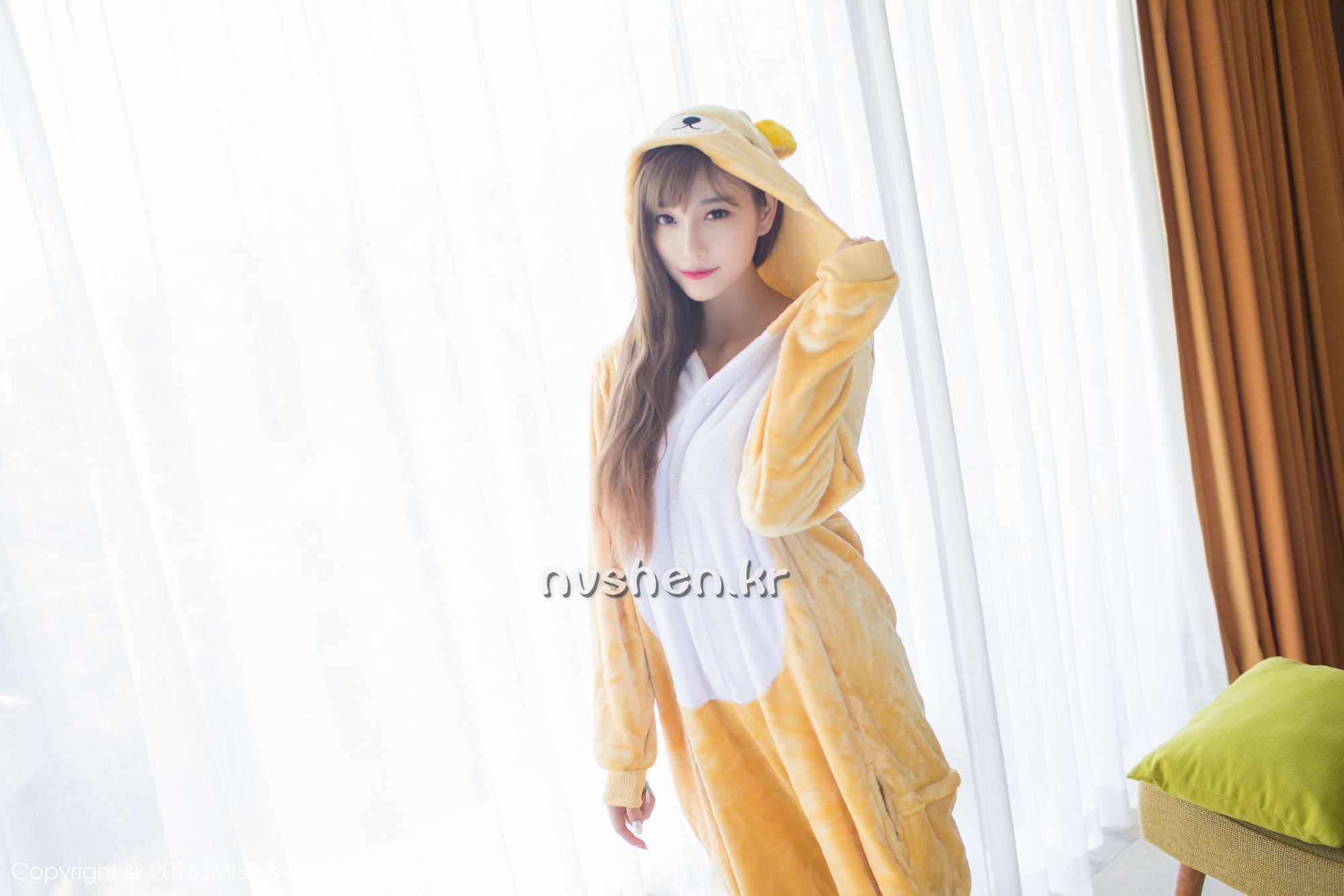 《爱蜜社 杨晨晨 制服写真 VOL.136》第3张，模特杨晨晨，爱蜜社，制服主题，全套59张