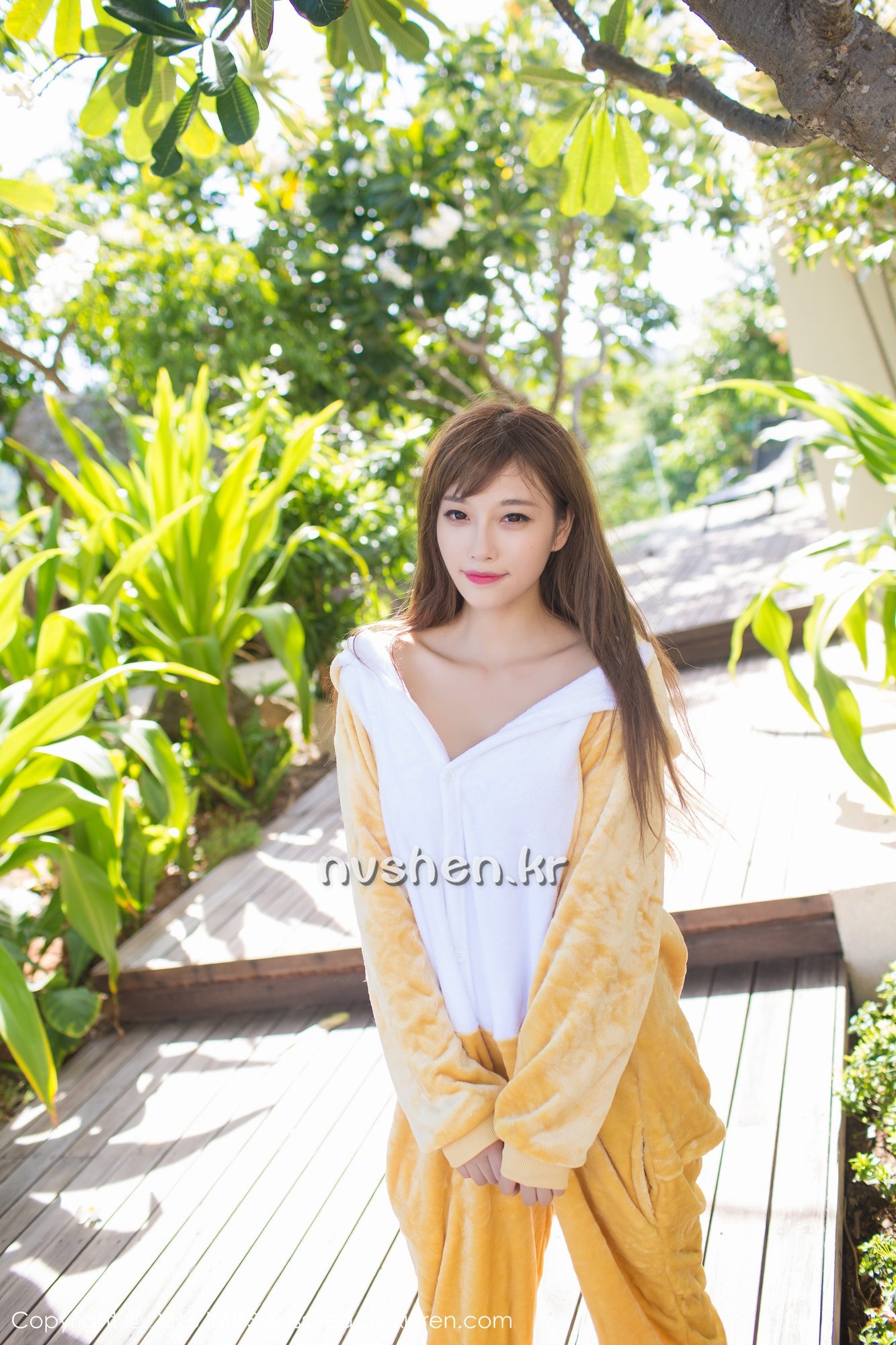 《爱蜜社 杨晨晨 制服写真 VOL.136》第21张,模特杨晨晨,爱蜜社,制服主题,全套59张