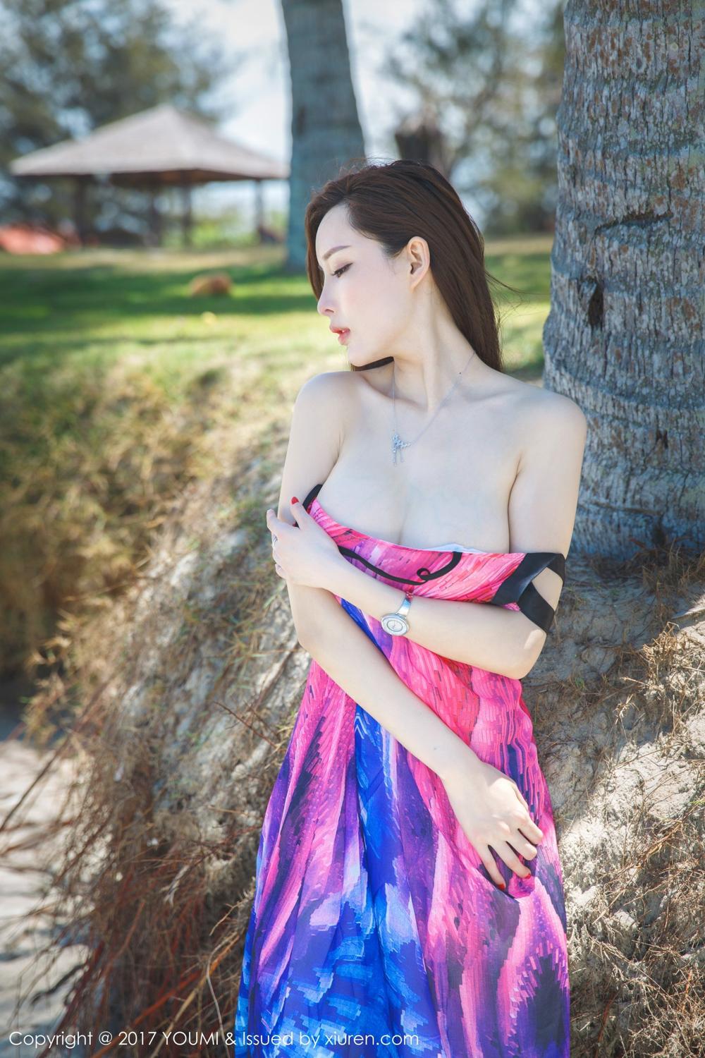 《尤蜜荟 周妍希(奶瓶土肥圆)、许诺Sabrina(Sabrina) 制服写真 VOL.029》第22张，模特周妍希(奶瓶土肥圆)、许诺Sabrina(Sabrina)，尤蜜荟，制服主题，全套33张