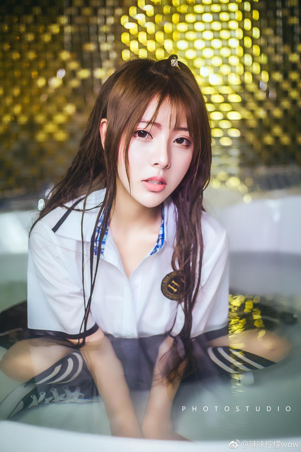 《秀人网 鱼子酱fish(Yu Zi Jiang Fish) 纯欲写真》第35张，模特鱼子酱fish(Yu Zi Jiang Fish)，秀人网，纯欲主题，全套45张