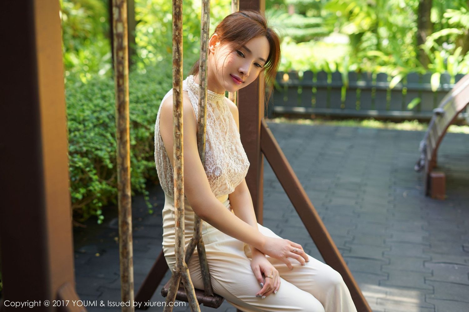 《秀人网 周妍希(奶瓶土肥圆)、汤曼玲(玛鲁娜) 性感写真》第8张,模特周妍希(奶瓶土肥圆)、汤曼玲(玛鲁娜),秀人网,性感主题,全套35张
