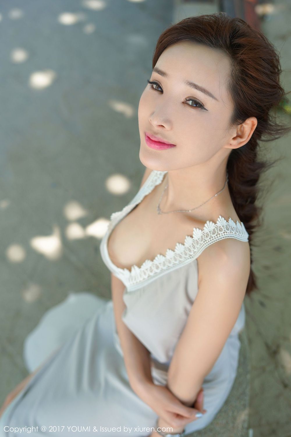 《秀人网 周妍希(奶瓶土肥圆)、汤曼玲(玛鲁娜) 性感写真》第24张,模特周妍希(奶瓶土肥圆)、汤曼玲(玛鲁娜),秀人网,性感主题,全套35张