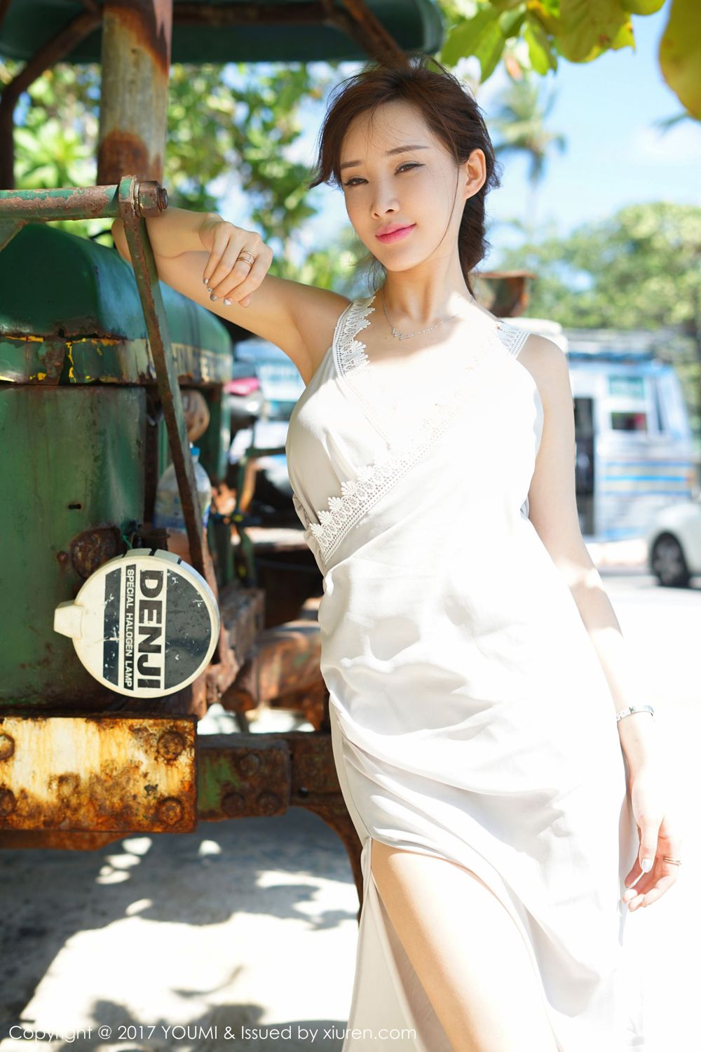 《秀人网 周妍希(奶瓶土肥圆)、汤曼玲(玛鲁娜) 性感写真》第25张,模特周妍希(奶瓶土肥圆)、汤曼玲(玛鲁娜),秀人网,性感主题,全套35张