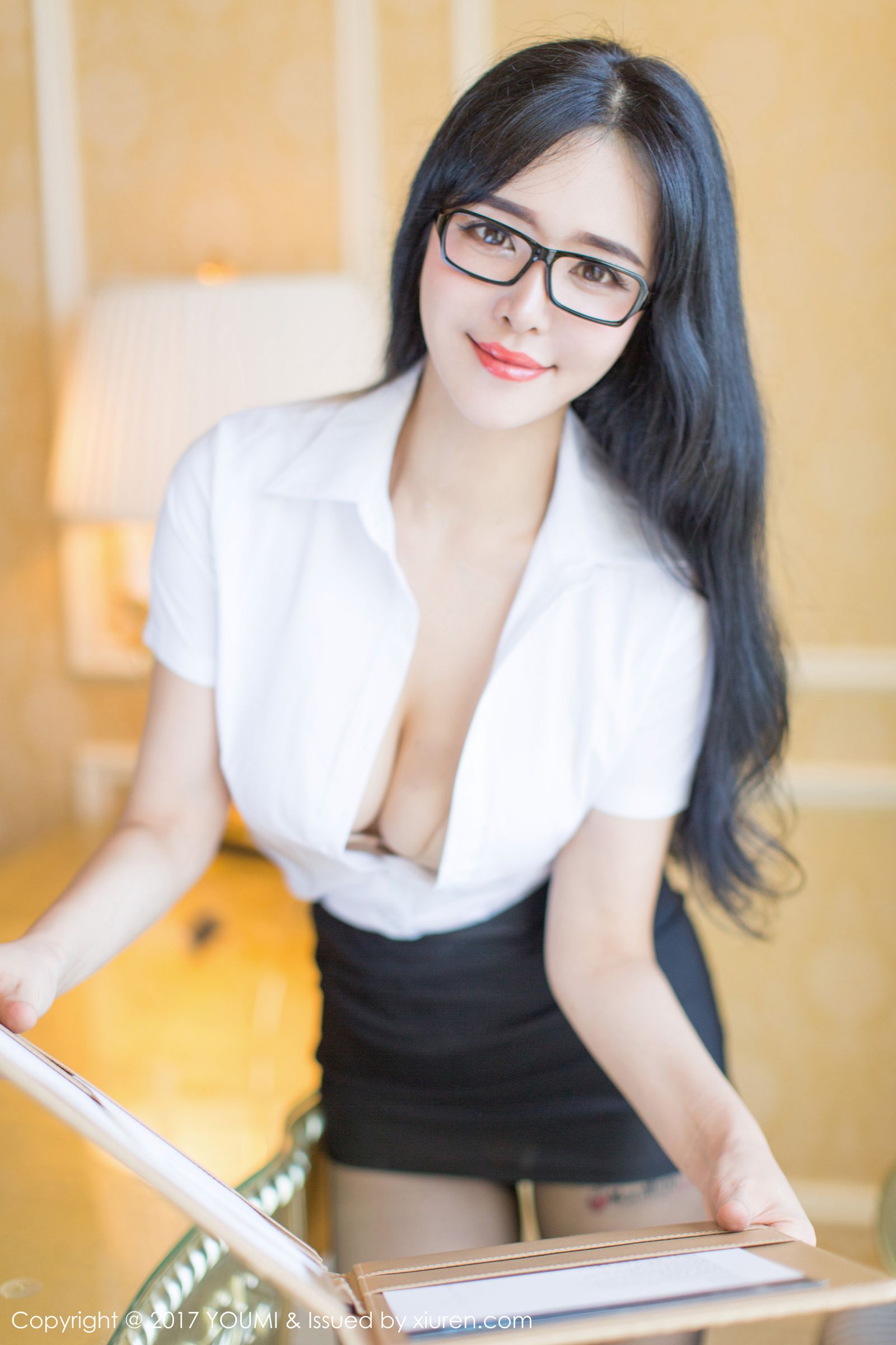 《秀人网 王馨瑶(Yanni)、刘钰儿(liuyuer) 制服写真》第10张，模特王馨瑶(Yanni)、刘钰儿(liuyuer)，秀人网，制服主题，全套28张
