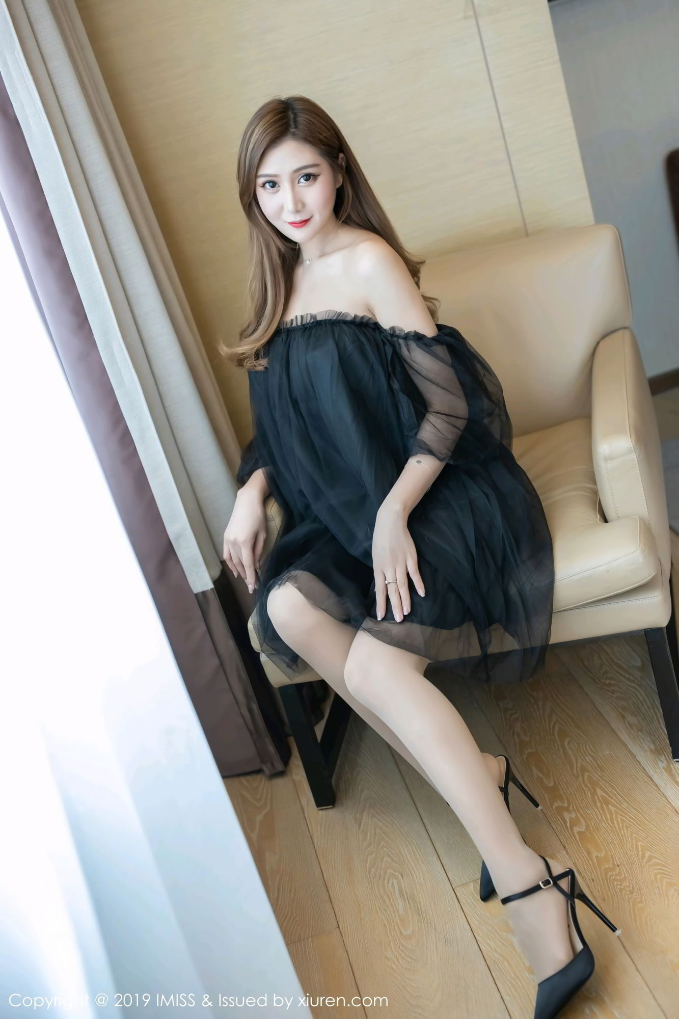 《爱蜜社 林文文(Lin Wen Wen)、Ceci 制服写真 VOL.369》第2张,模特林文文(Lin Wen Wen)、Ceci,爱蜜社,制服主题,全套42张