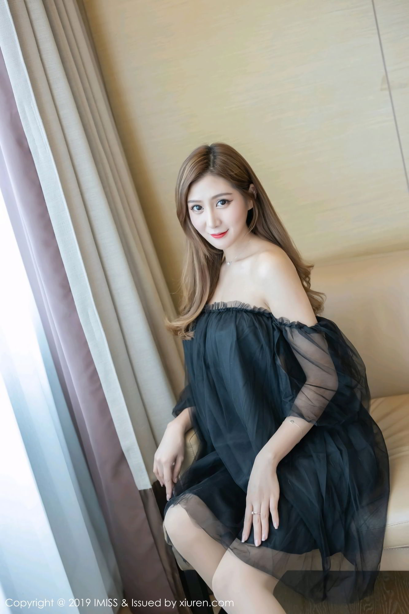 《爱蜜社 林文文(Lin Wen Wen)、Ceci 制服写真 VOL.369》第3张，模特林文文(Lin Wen Wen)、Ceci，爱蜜社，制服主题，全套42张