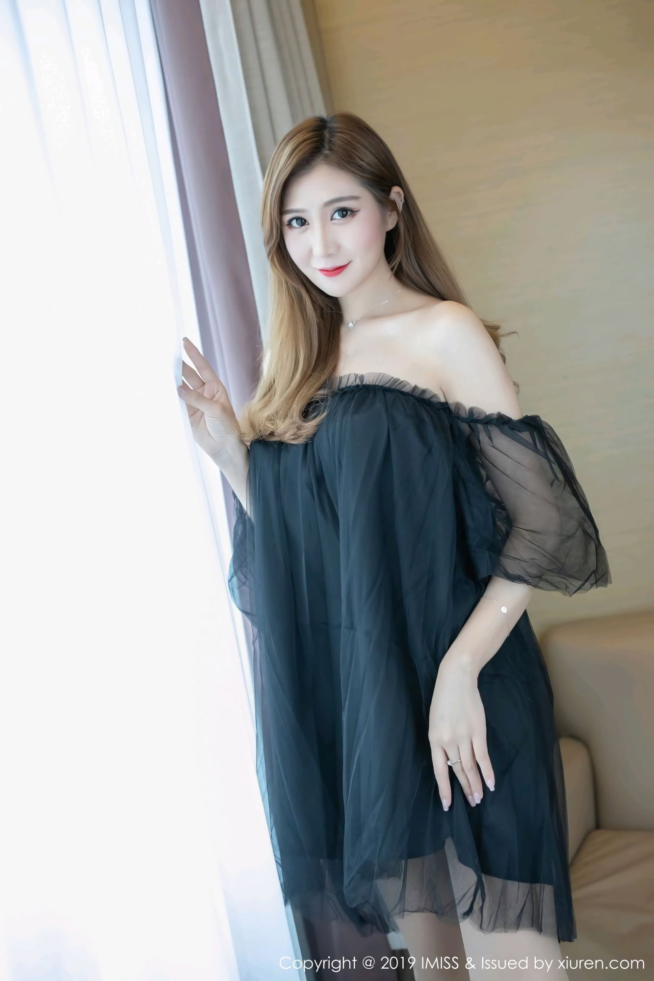 《爱蜜社 林文文(Lin Wen Wen)、Ceci 制服写真 VOL.369》第5张,模特林文文(Lin Wen Wen)、Ceci,爱蜜社,制服主题,全套42张