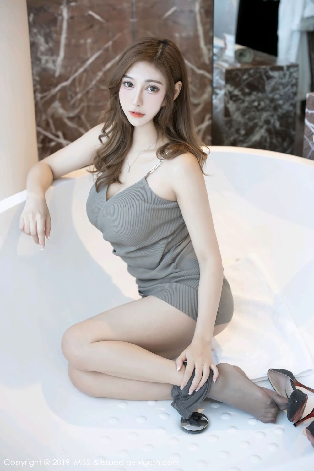 《爱蜜社 萌琪琪(Irene) 制服写真 VOL.373》第25张，模特萌琪琪(Irene)，爱蜜社，制服主题，全套35张