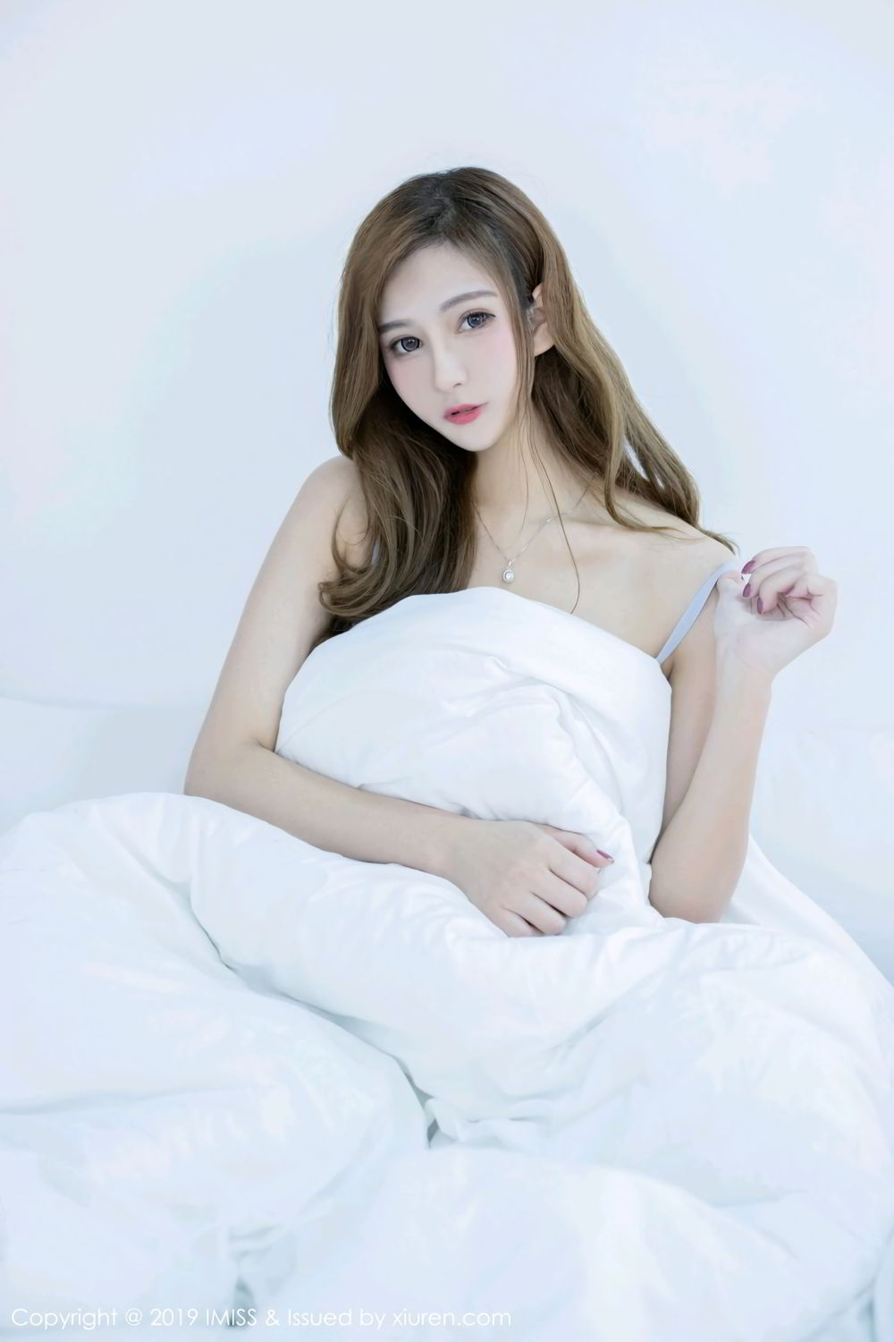 《爱蜜社 小夕juju(Xiao Xi Ju Ju)、ChristychristyFung(兔小兔) 制服写真 VOL.384》第22张,模特小夕juju(Xiao Xi Ju Ju)、ChristychristyFung(兔小兔),爱蜜社,制服主题,全套32张