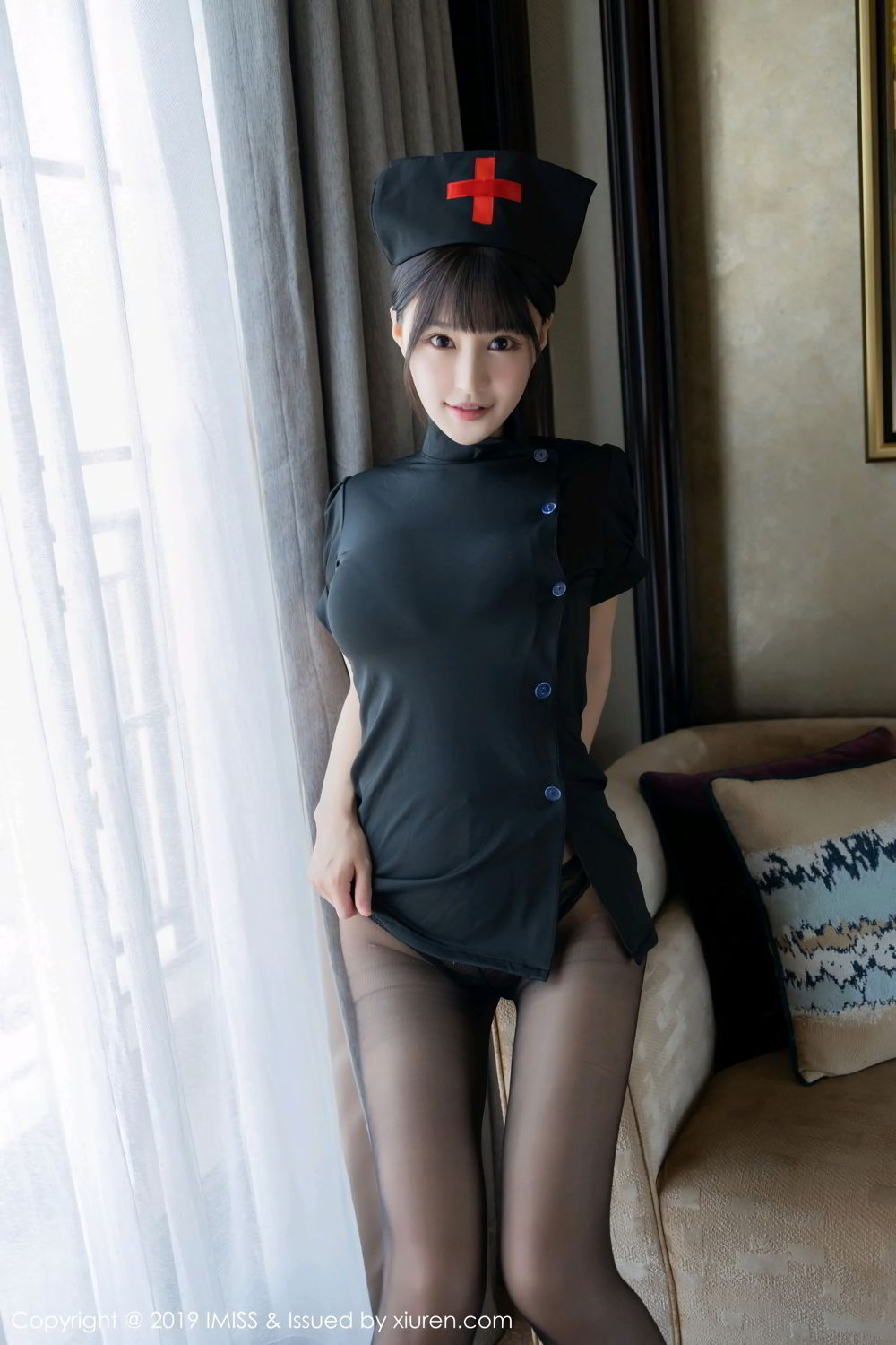 《爱蜜社 ChristychristyFung(兔小兔) 制服写真 VOL.407》第10张，模特ChristychristyFung(兔小兔)，爱蜜社，制服主题，全套44张