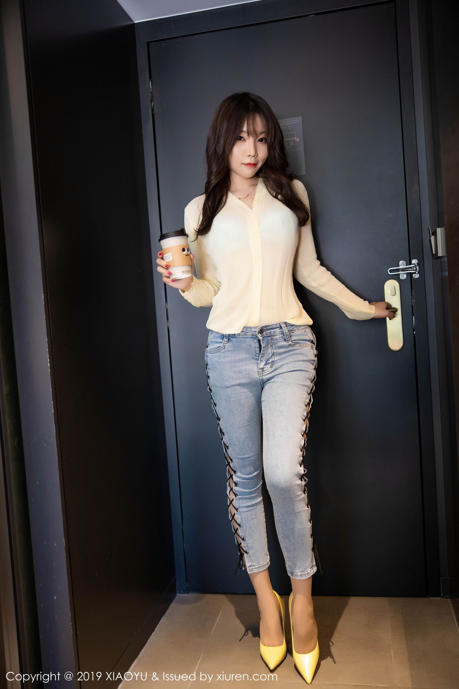 《语画界 芝芝Booty 制服写真 VOL.197》第1张,模特芝芝Booty,语画界,制服主题,全套100张