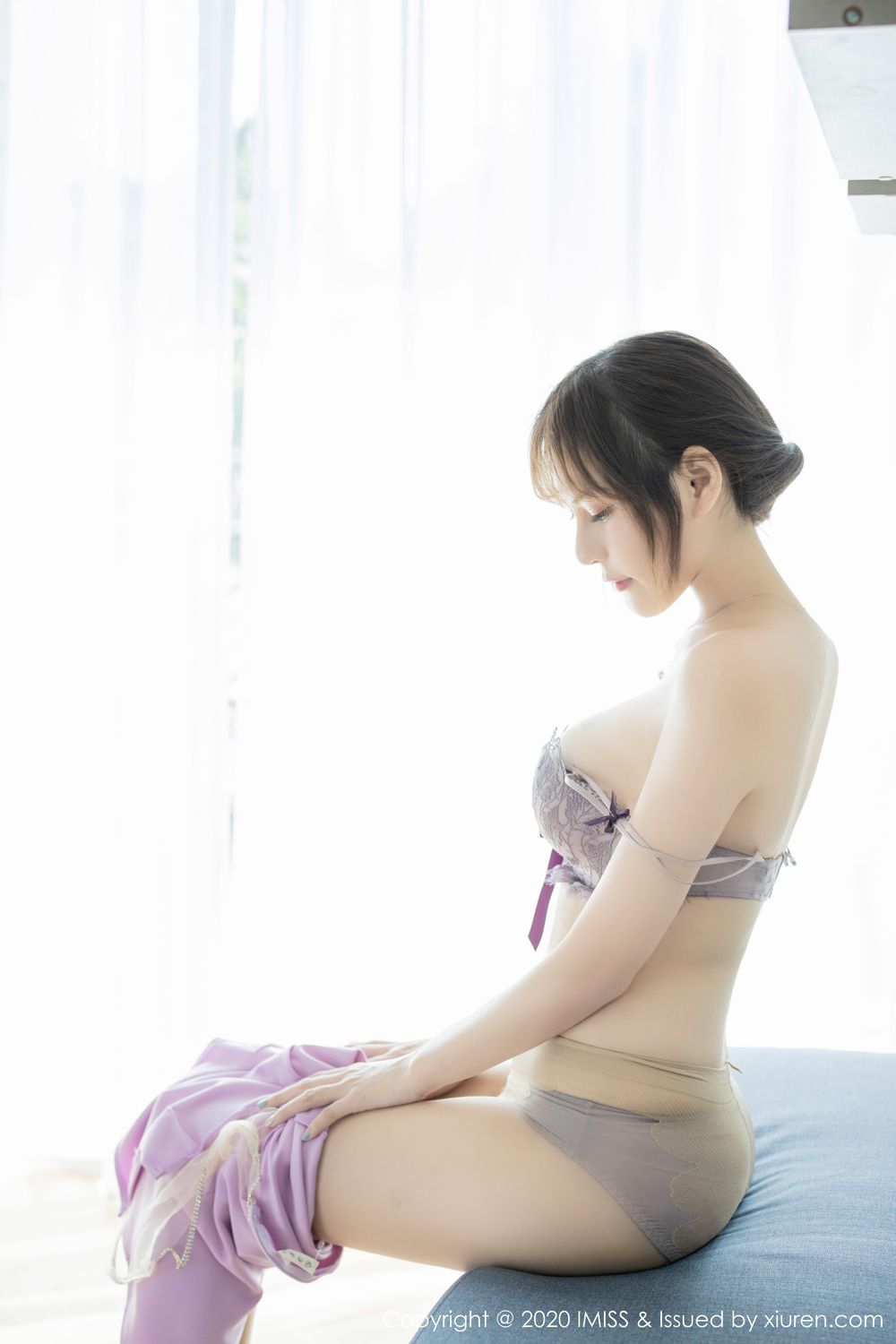 《爱蜜社 ChristychristyFung(兔小兔) 制服写真 VOL.439》第31张，模特ChristychristyFung(兔小兔)，爱蜜社，制服主题，全套57张