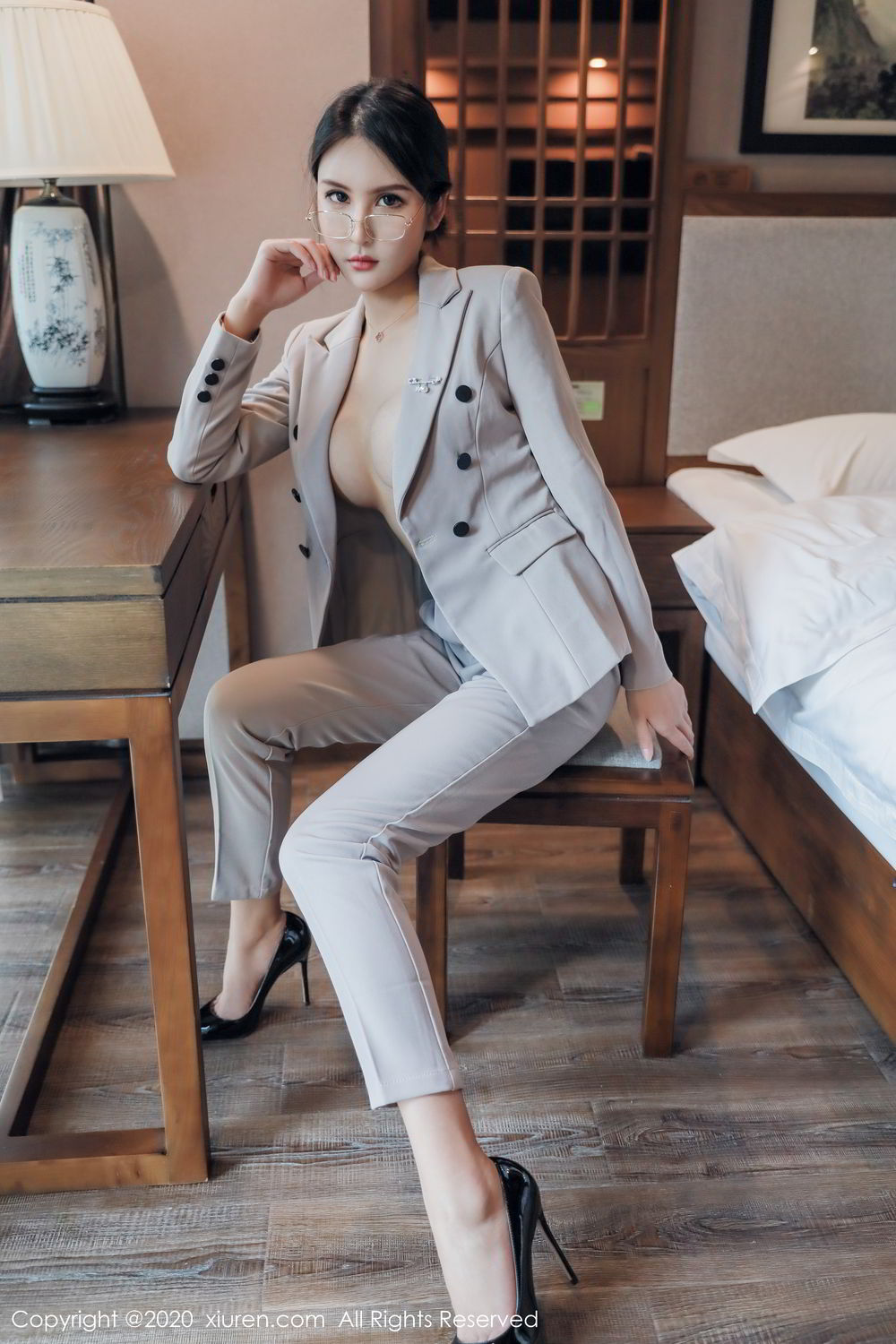 《秀人网 SOLO-尹菲(Solo Yifei) 制服写真》第1张,模特SOLO-尹菲(Solo Yifei),秀人网,制服主题,全套62张