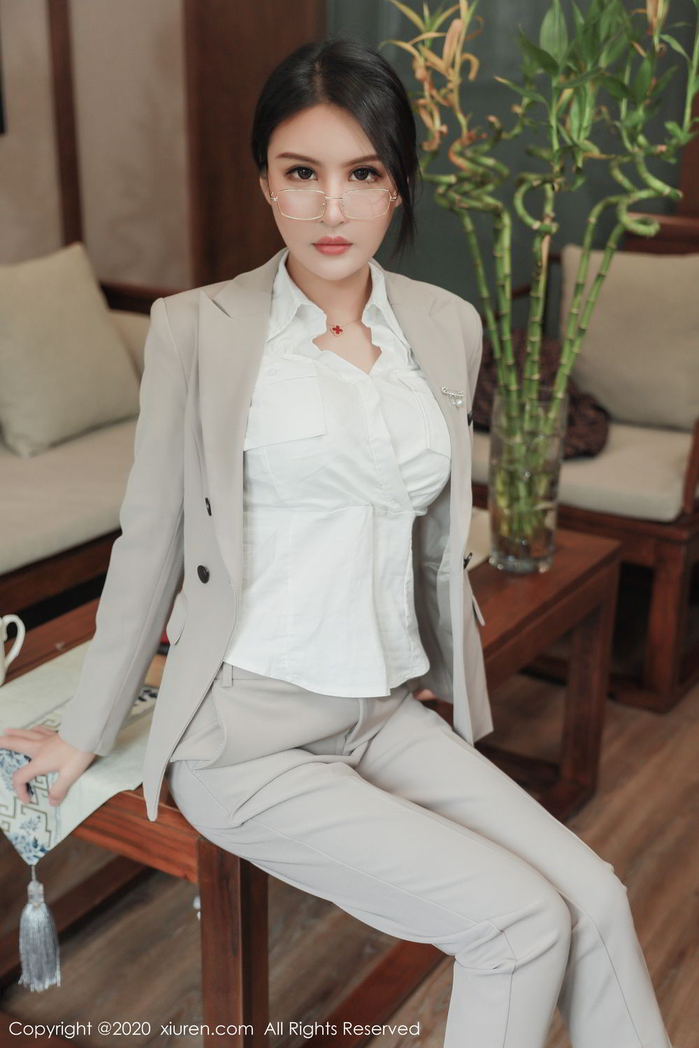 《秀人网 SOLO-尹菲(Solo Yifei) 制服写真》第10张，模特SOLO-尹菲(Solo Yifei)，秀人网，制服主题，全套62张