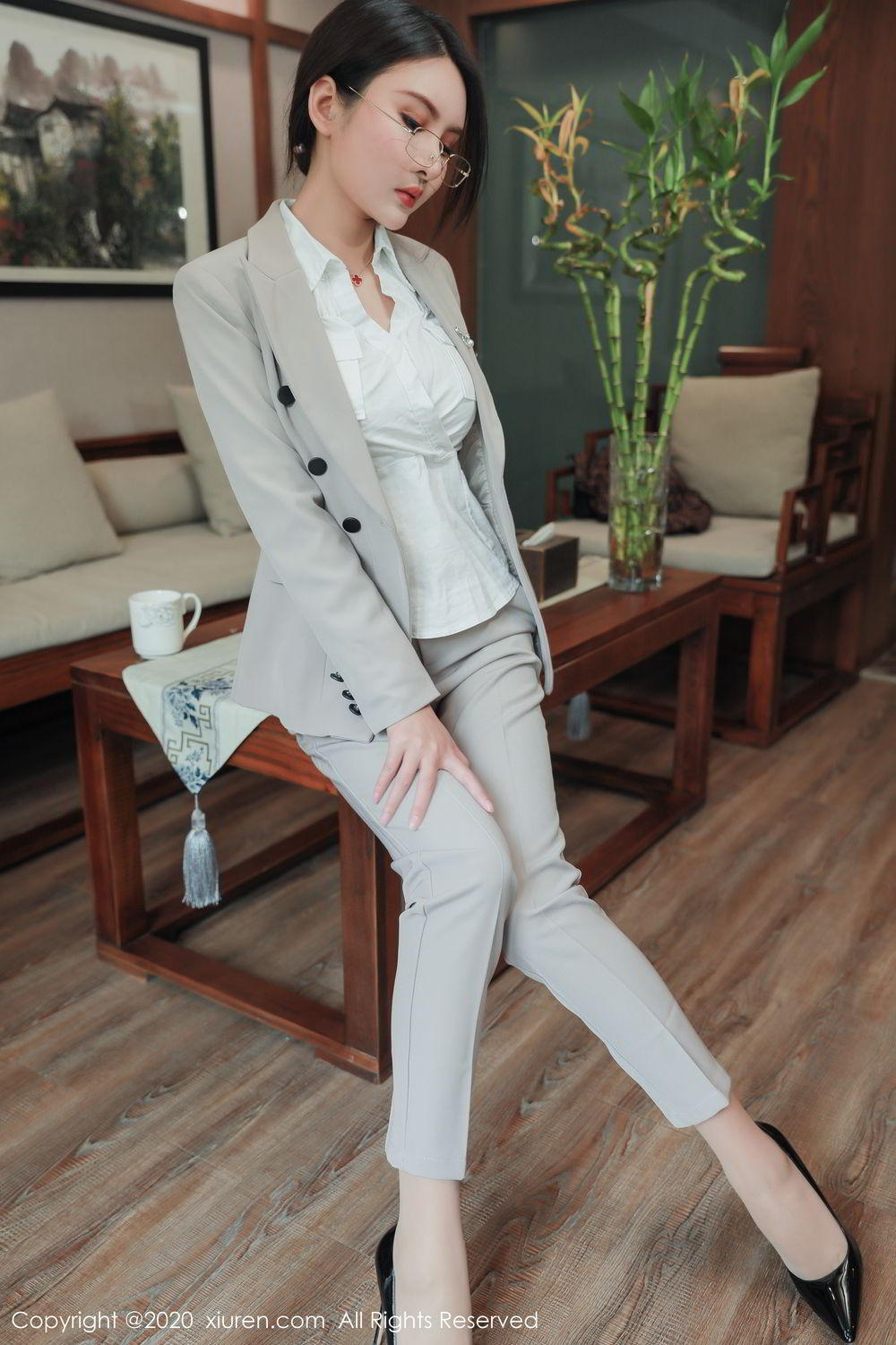 《秀人网 SOLO-尹菲(Solo Yifei) 制服写真》第11张，模特SOLO-尹菲(Solo Yifei)，秀人网，制服主题，全套62张