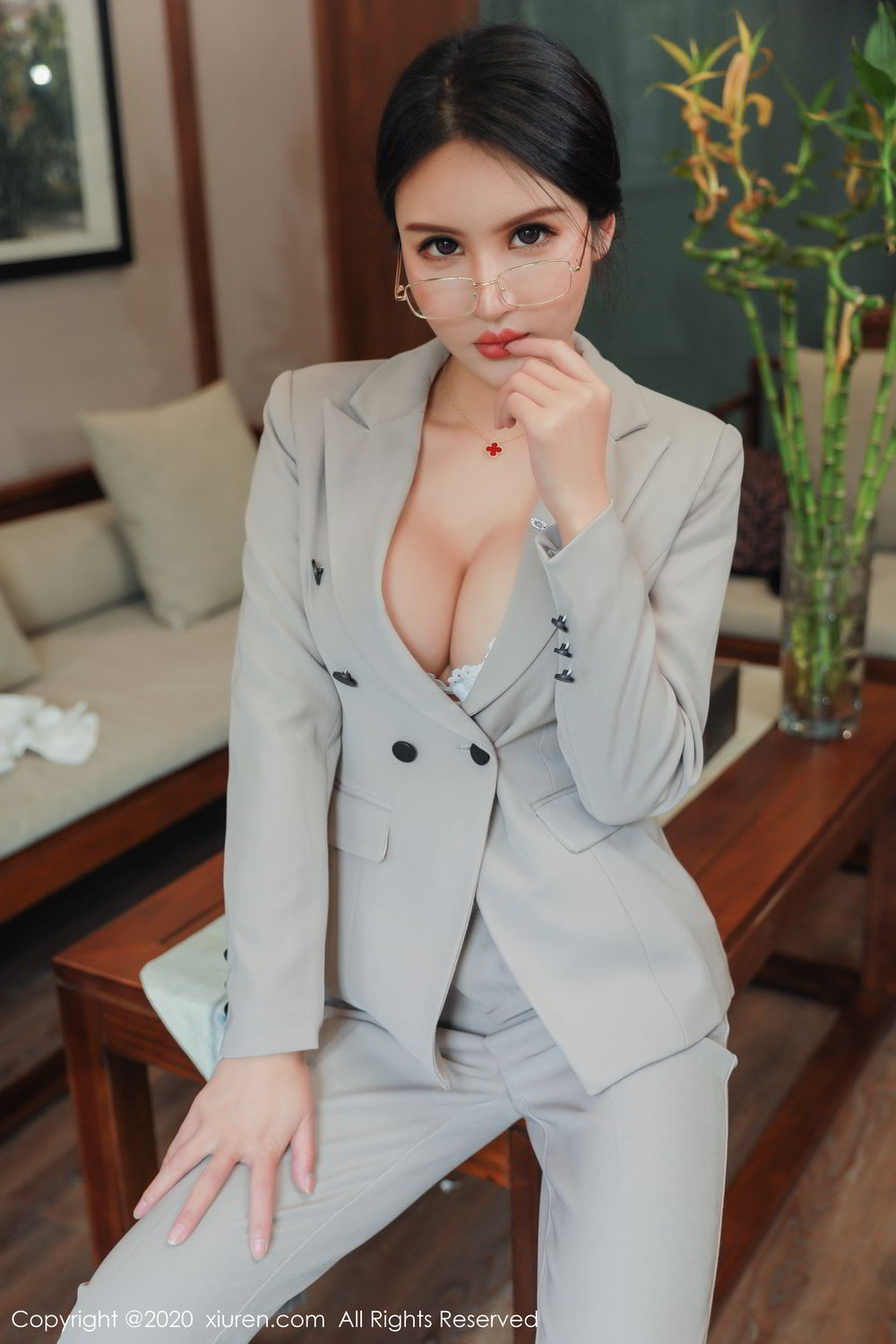 《秀人网 SOLO-尹菲(Solo Yifei) 制服写真》第15张,模特SOLO-尹菲(Solo Yifei),秀人网,制服主题,全套62张