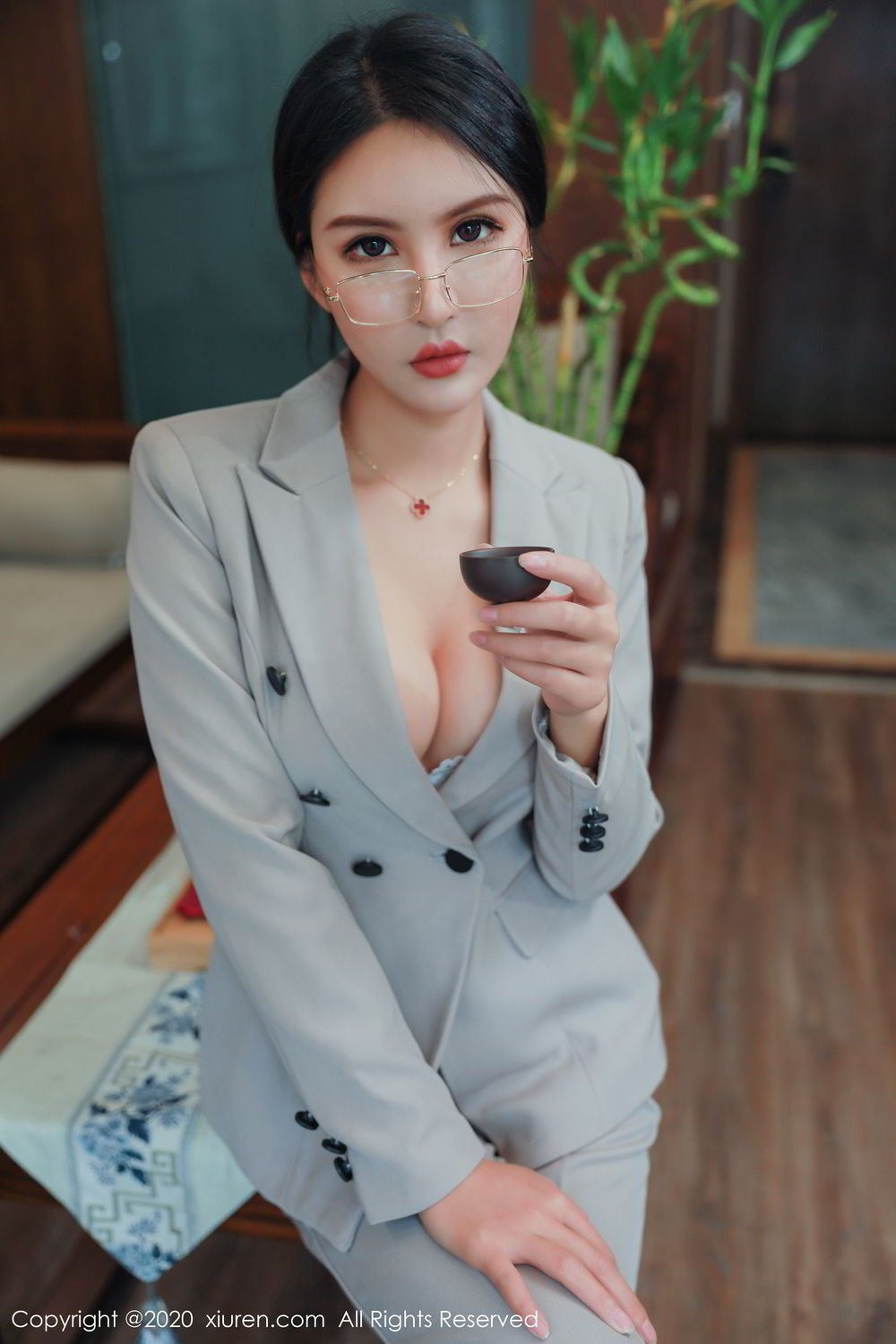《秀人网 SOLO-尹菲(Solo Yifei) 制服写真》第16张，模特SOLO-尹菲(Solo Yifei)，秀人网，制服主题，全套62张