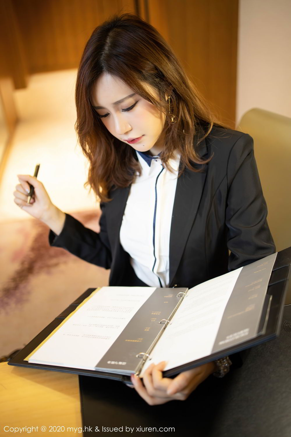 《MyGirl 綺裡嘉(绮里嘉) 制服写真 VOL.469》第28张,模特綺裡嘉(绮里嘉),mygirl,制服主题,全套73张