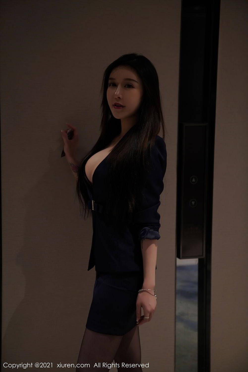 《秀人网 吴玉(玉兔miki) 黑丝写真 No.3043》第8张,模特吴玉(玉兔miki),秀人网,黑丝主题,全套74张