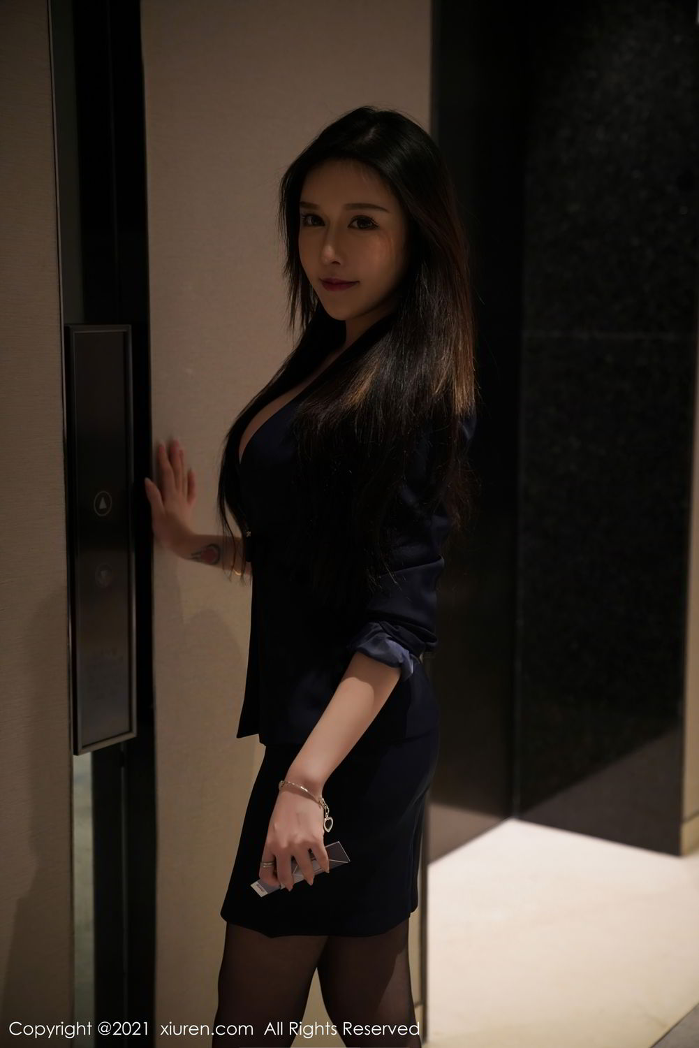 《秀人网 吴玉(玉兔miki) 黑丝写真 No.3043》第11张,模特吴玉(玉兔miki),秀人网,黑丝主题,全套74张