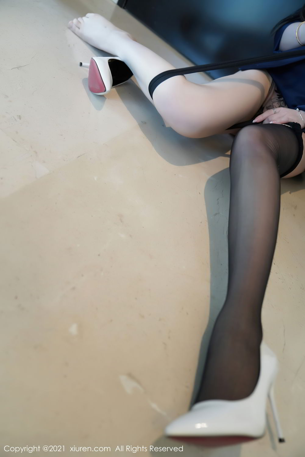 《秀人网 吴玉(玉兔miki) 黑丝写真 No.3043》第60张,模特吴玉(玉兔miki),秀人网,黑丝主题,全套74张