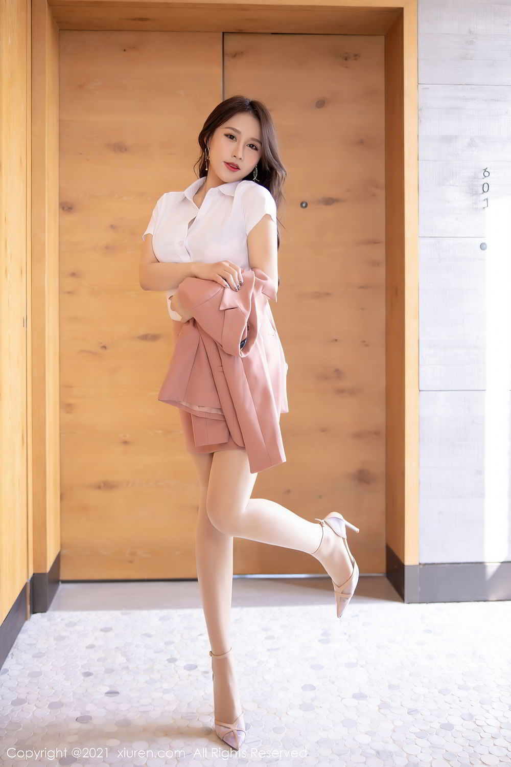 《秀人网 徐安安(Xu An An) 制服写真 No.3202》第29张,模特徐安安(Xu An An),秀人网,制服主题,全套72张