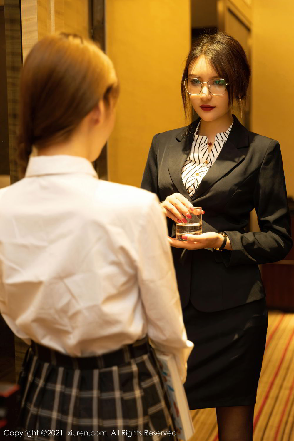 《秀人网 SOLO-尹菲(Solo Yifei) 制服写真 VOL.3269》第4张,模特SOLO-尹菲(Solo Yifei),秀人网,制服主题,全套88张