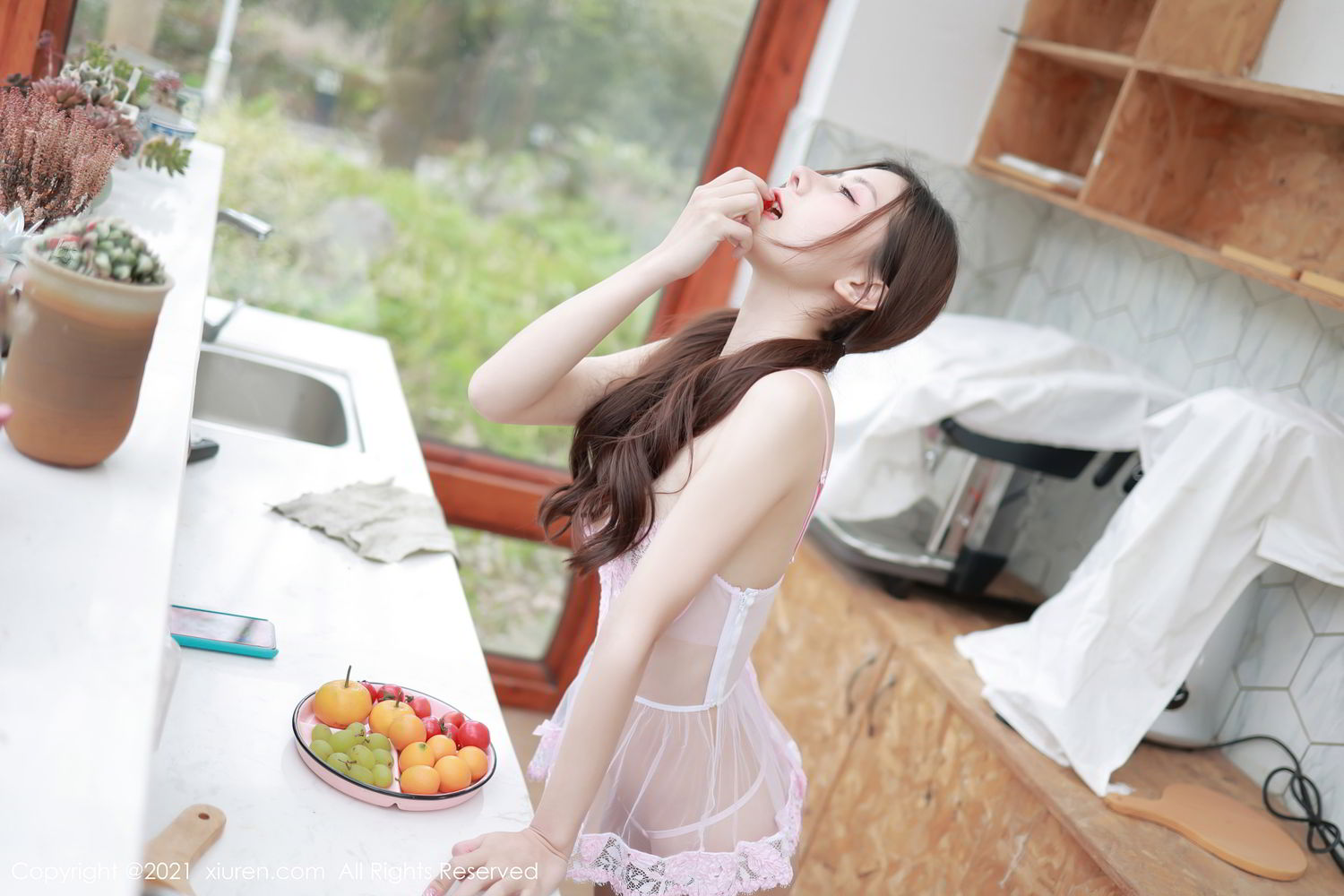 《秀人网 尹甜甜(Yi Tian Tian) 制服写真 VOL.3251》第3张，模特尹甜甜(Yi Tian Tian)，秀人网，制服主题，全套86张