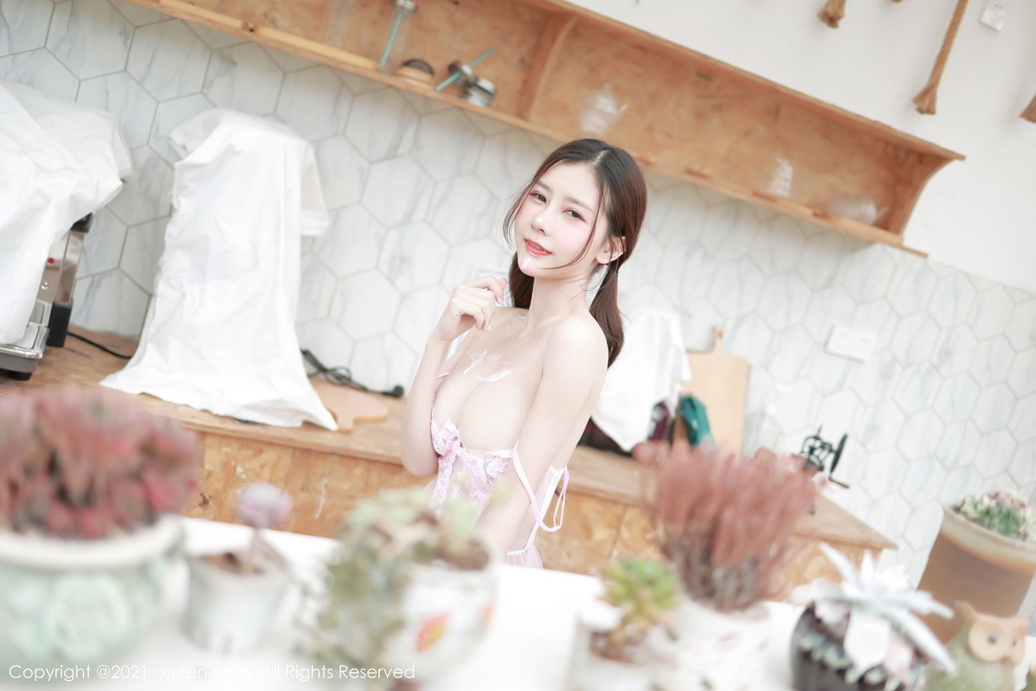 《秀人网 尹甜甜(Yi Tian Tian) 制服写真 VOL.3251》第82张，模特尹甜甜(Yi Tian Tian)，秀人网，制服主题，全套86张