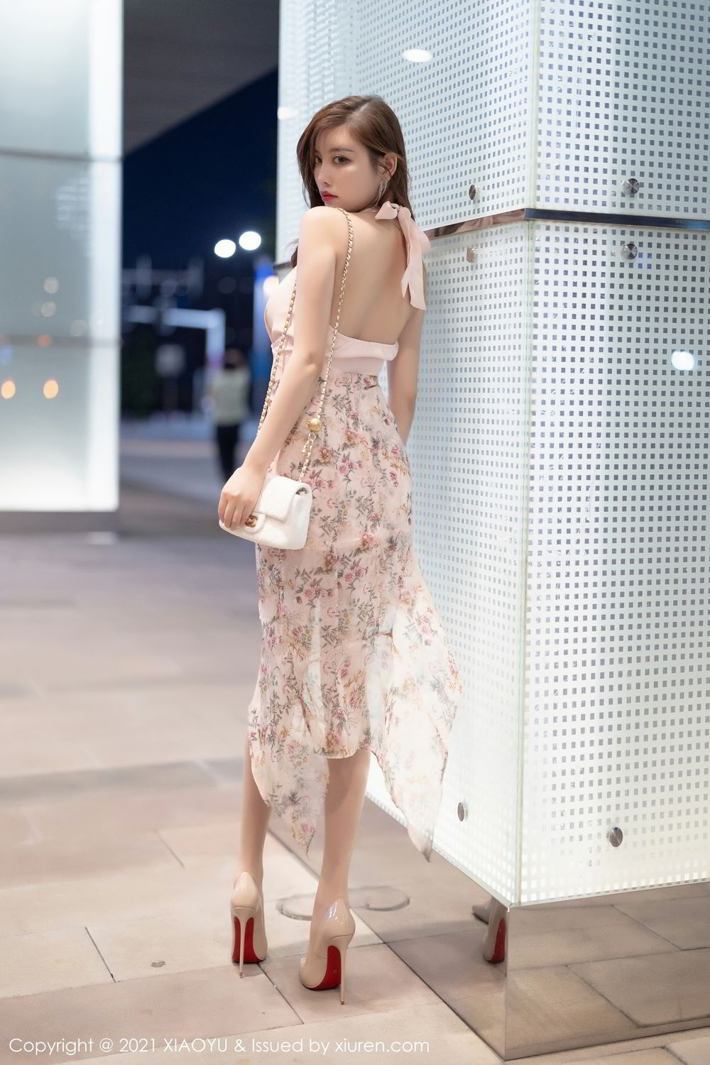 《语画界 杨晨晨 制服写真 VOL.572》第1张，模特杨晨晨，语画界，制服主题，全套70张