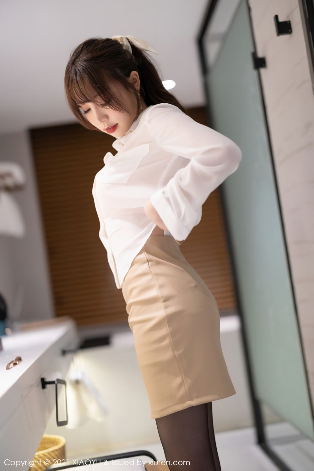 《语画界 芝芝Booty 制服写真 VOL.625》第21张,模特芝芝Booty,语画界,制服主题,全套95张