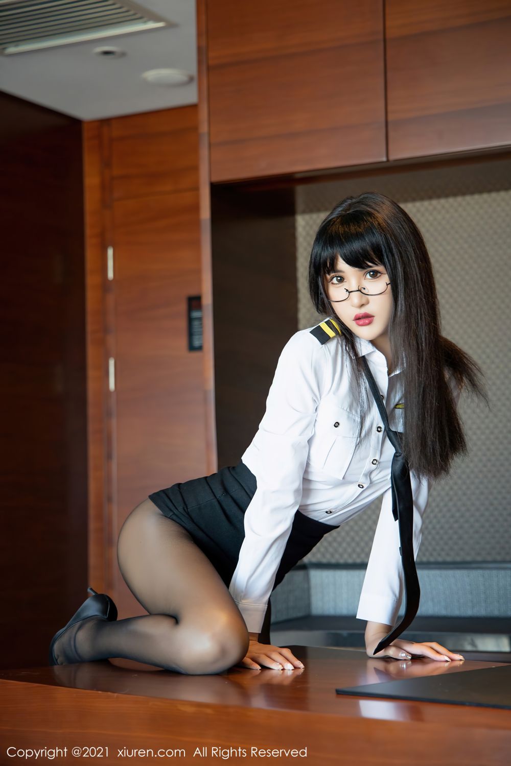 《秀人网 SOLO-尹菲(Solo Yifei) 黑丝写真 No.4207》第8张，模特SOLO-尹菲(Solo Yifei)，秀人网，黑丝主题，全套58张