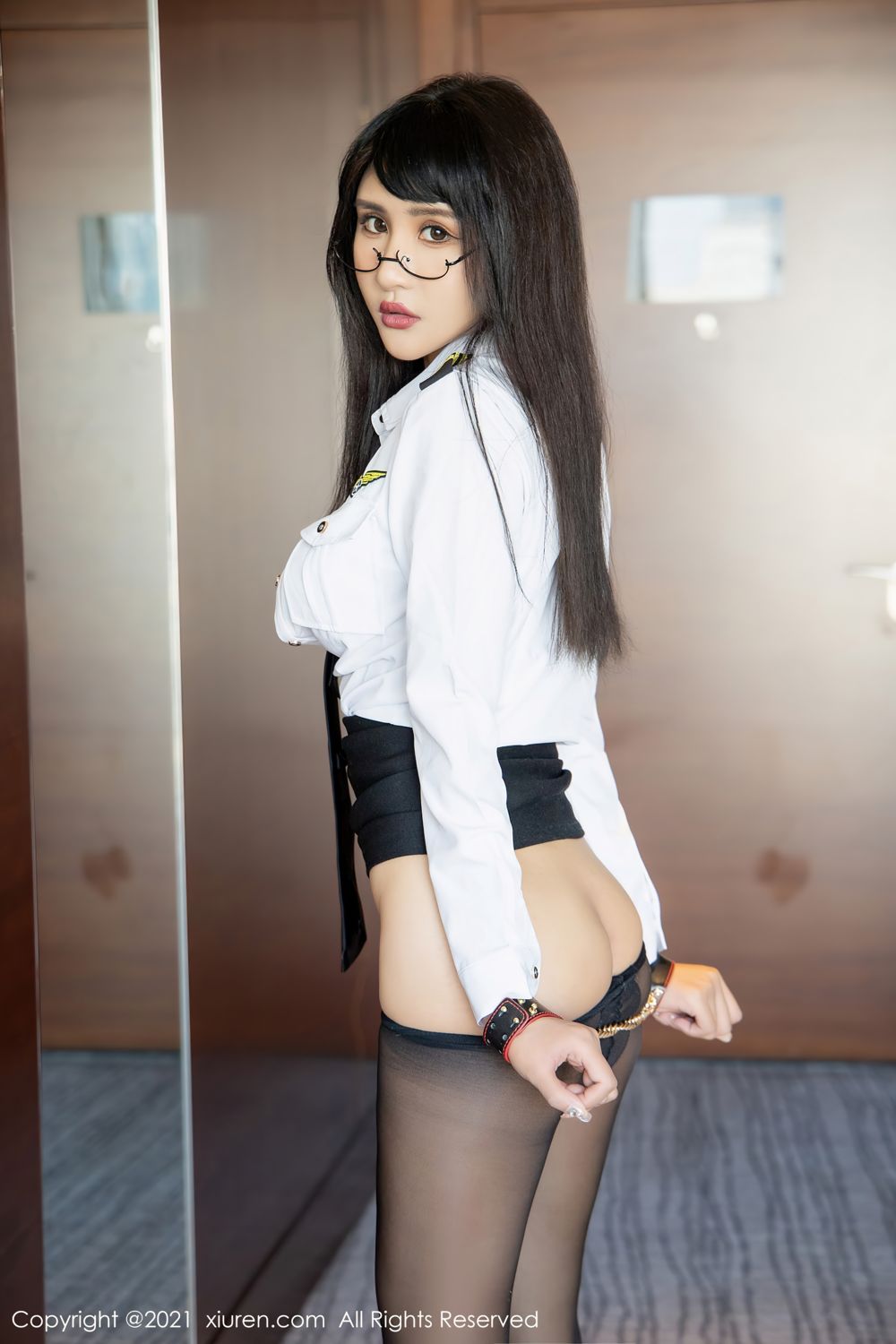 《秀人网 SOLO-尹菲(Solo Yifei) 黑丝写真 No.4207》第40张，模特SOLO-尹菲(Solo Yifei)，秀人网，黑丝主题，全套58张