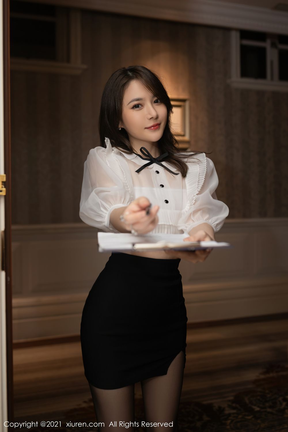 《秀人网 鱼子酱fish(Yu Zi Jiang Fish) 黑丝写真 No.4241》第8张，模特鱼子酱fish(Yu Zi Jiang Fish)，秀人网，黑丝主题，全套75张