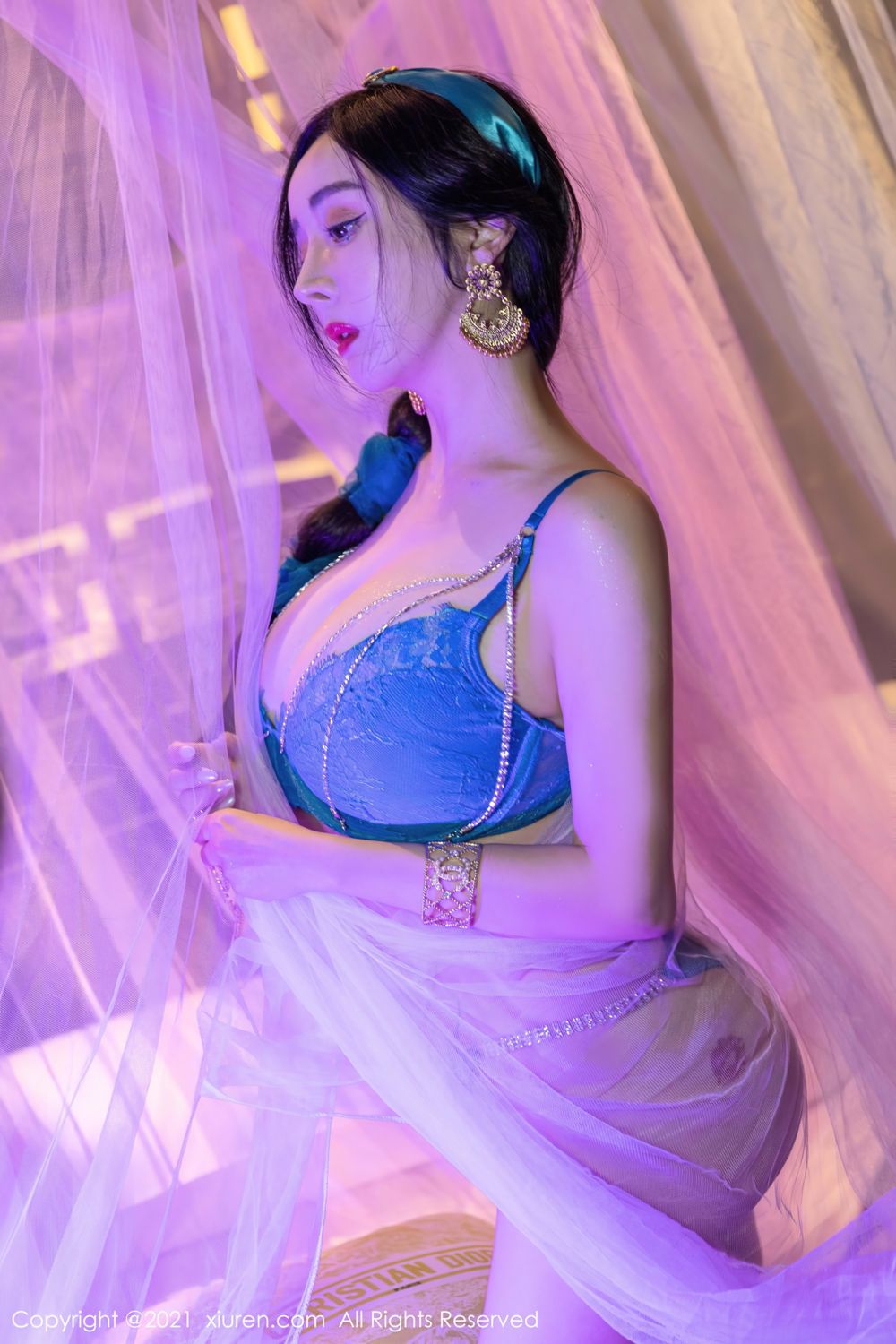 《秀人网 允薾(Yun Er) 波涛胸涌写真 No.4243》第33张，模特允薾(Yun Er)，秀人网，波涛胸涌主题，全套62张