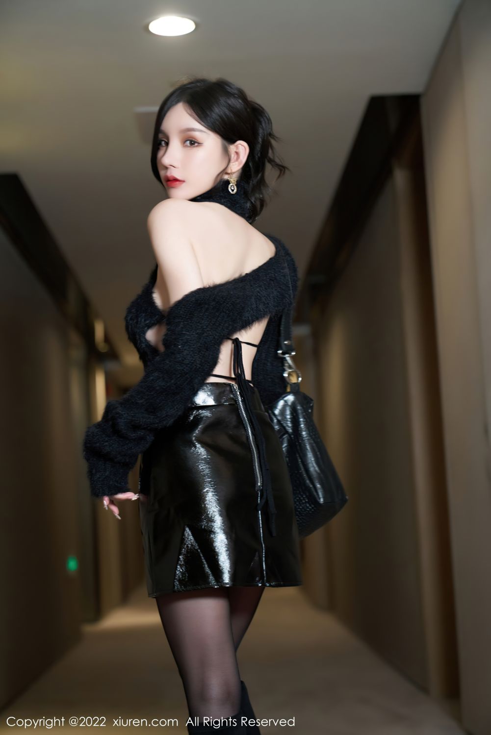 《秀人网 周于希dummy(Dummy Zhou)、许诺Sabrina(Sabrina) 黑丝写真 No.4437》第2张，模特周于希dummy(Dummy Zhou)、许诺Sabrina(Sabrina)，秀人网，黑丝主题，全套79张