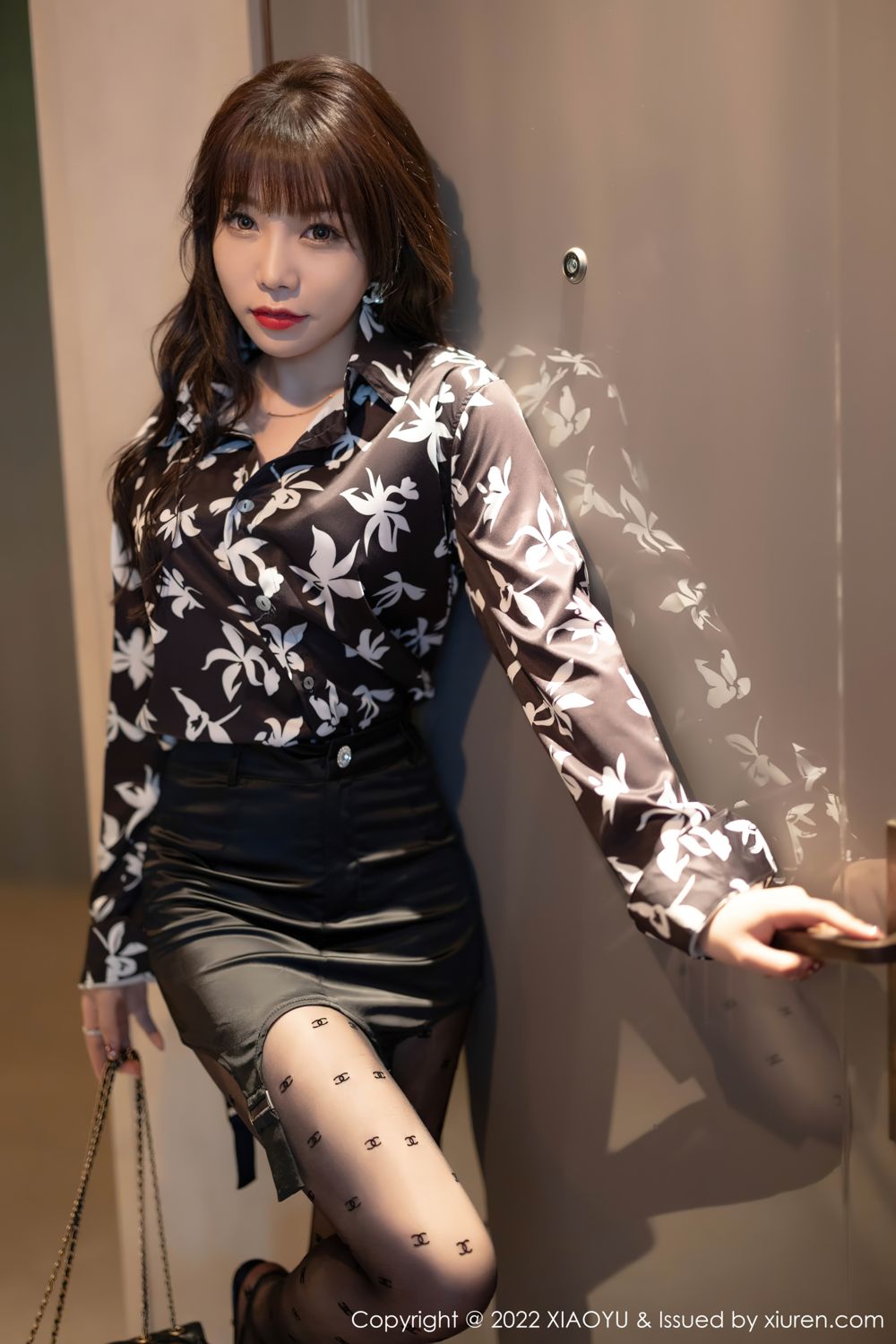 《语画界 芝芝Booty 制服写真 VOL.693》第17张,模特芝芝Booty,语画界,制服主题,全套86张