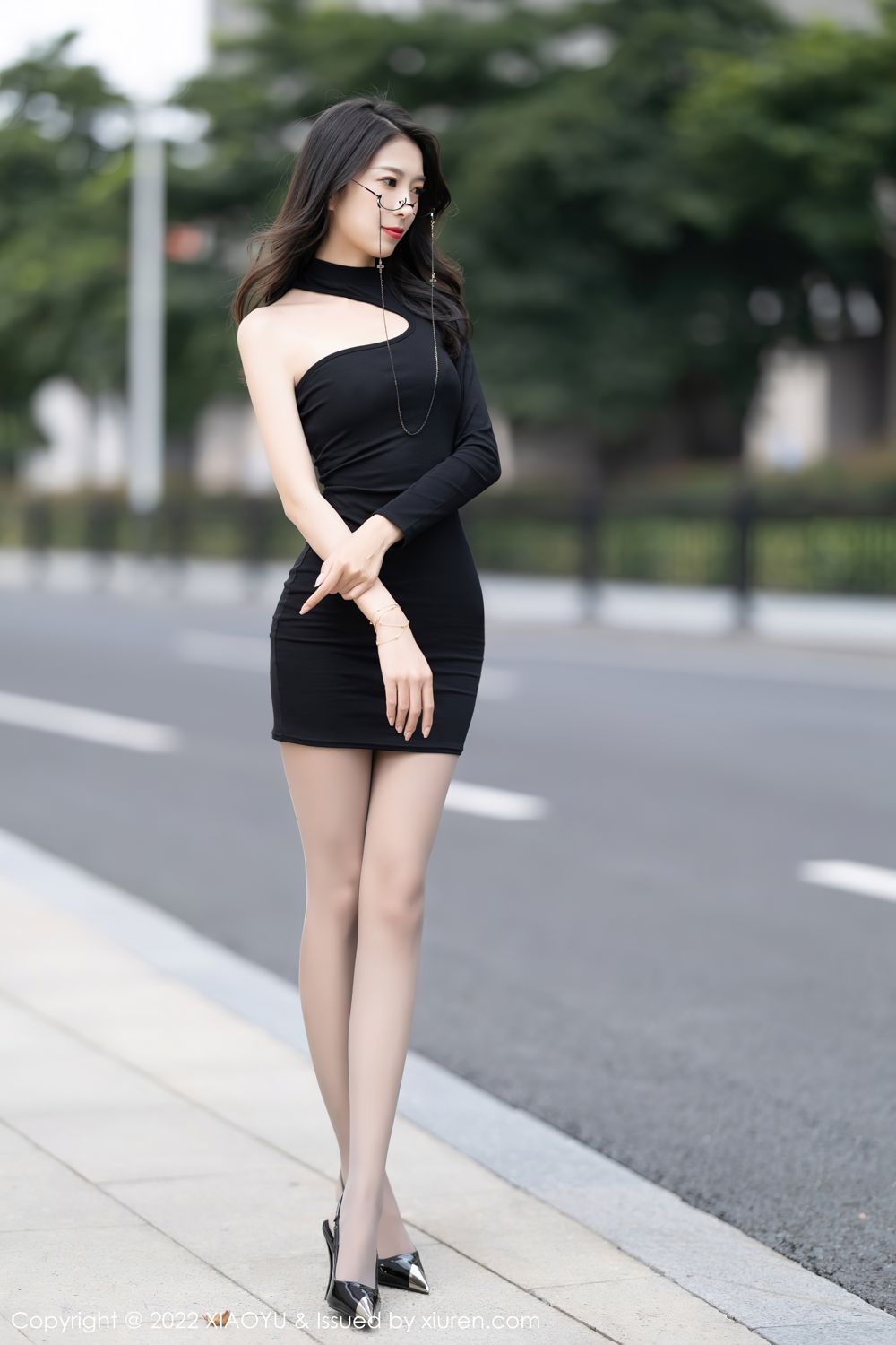 《语画界 林乐一(Lin Le Yi) 制服写真 VOL.784》第1张，模特林乐一(Lin Le Yi)，语画界，制服主题，全套85张