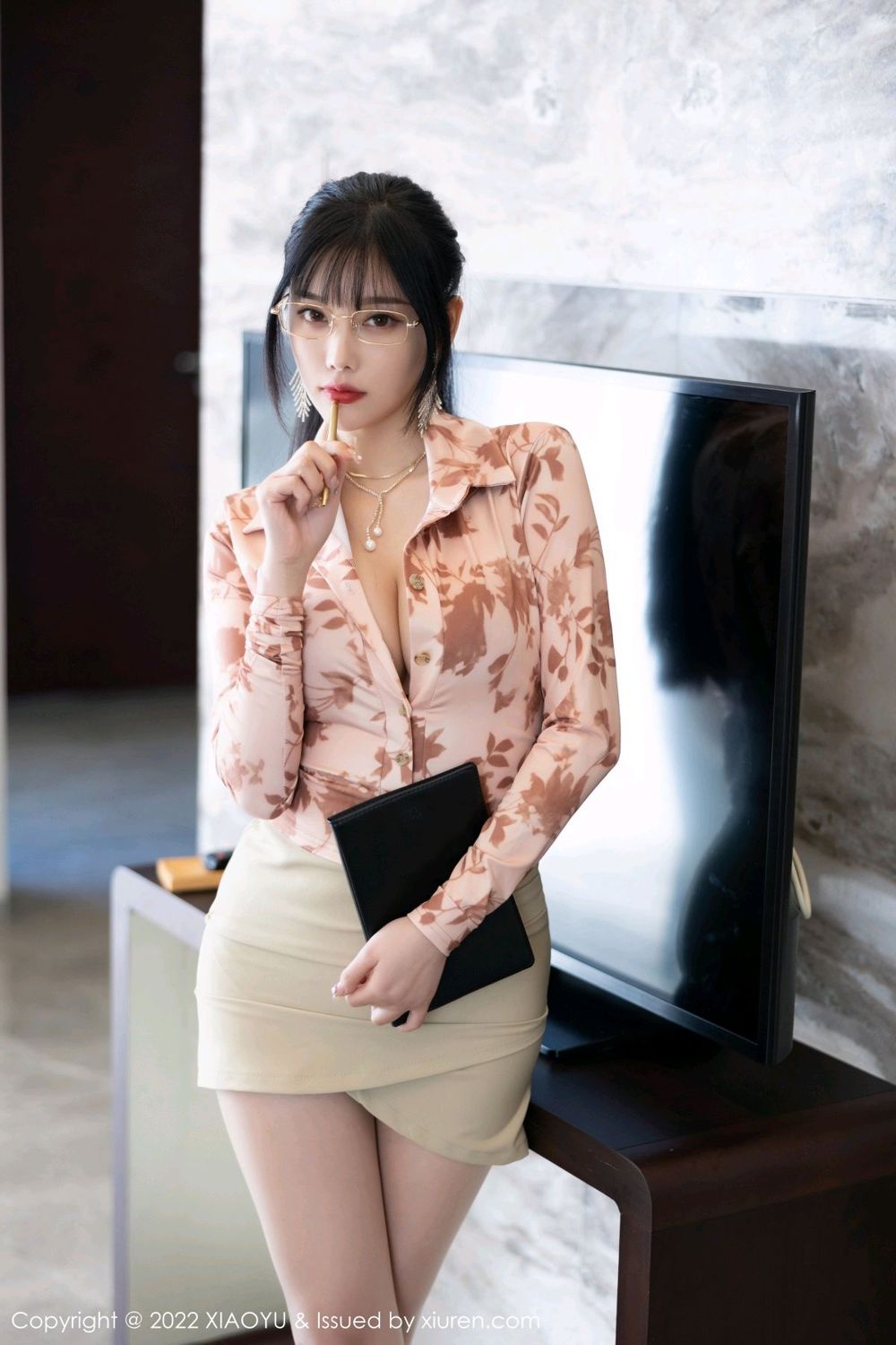 《语画界 杨晨晨 制服写真 VOL.821》第3张,模特杨晨晨,语画界,制服主题,全套90张