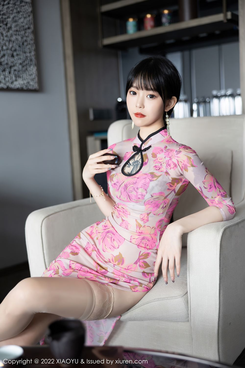 《语画界 小奶瓶呜呜(Xiao Nai Ping Wu Wu) 制服写真 VOL.807》第21张，模特小奶瓶呜呜(Xiao Nai Ping Wu Wu)，语画界，制服主题，全套82张