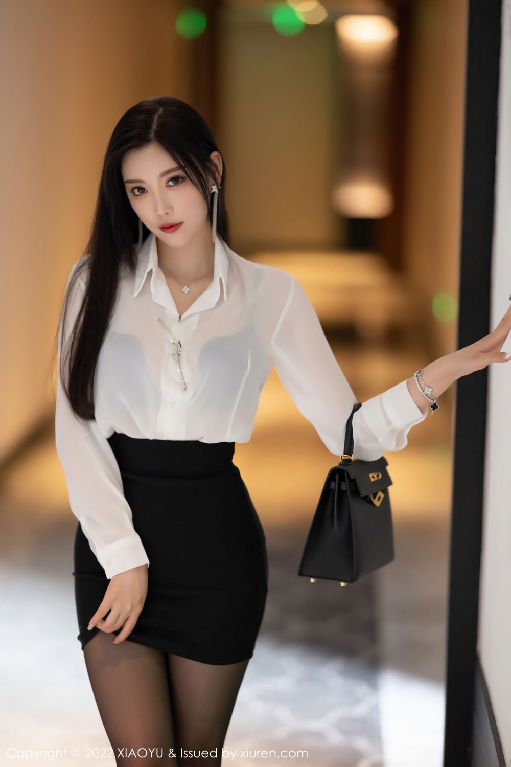 《语画界 杨晨晨 制服写真 VOL.865》第2张,模特杨晨晨,语画界,制服主题,全套90张