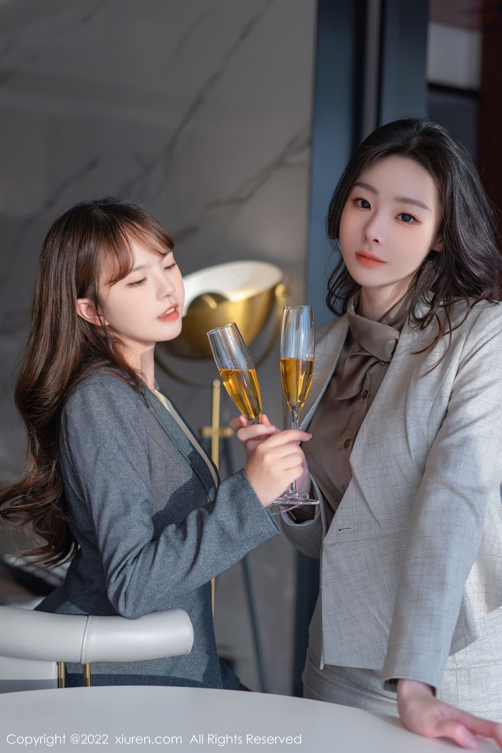 《秀人网 逗逗DouDou、奶油妹妹(Nai You Mei Mei) 黑丝写真 No.5524》第3张，模特逗逗DouDou、奶油妹妹(Nai You Mei Mei)，秀人网，黑丝主题，全套42张